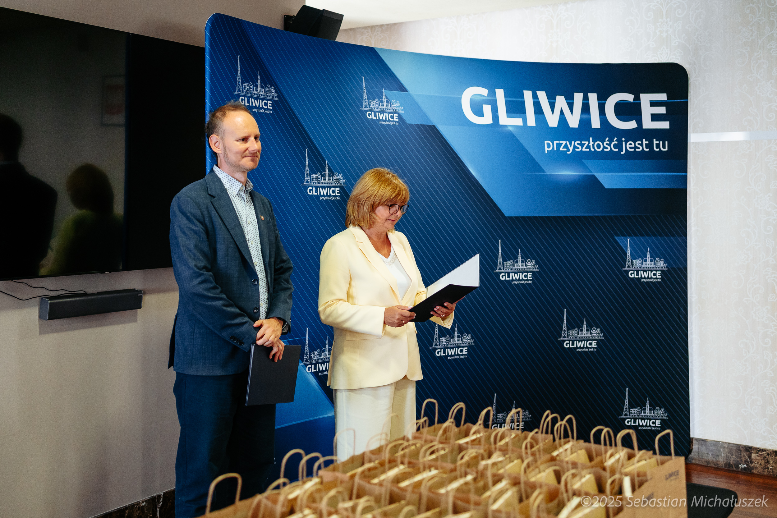 Pan Łukasz Gorczyński - Zastępca Prezydenta Miasta Gliwice i Pani Barbara Gzik - Dyrektor Wydziału Edukacji Pan Łukasz Gorczyński - Zastępca Prezydenta Miasta Gliwice i Pani Barbara Gzik - Dyrektor Wydziału Edukacji