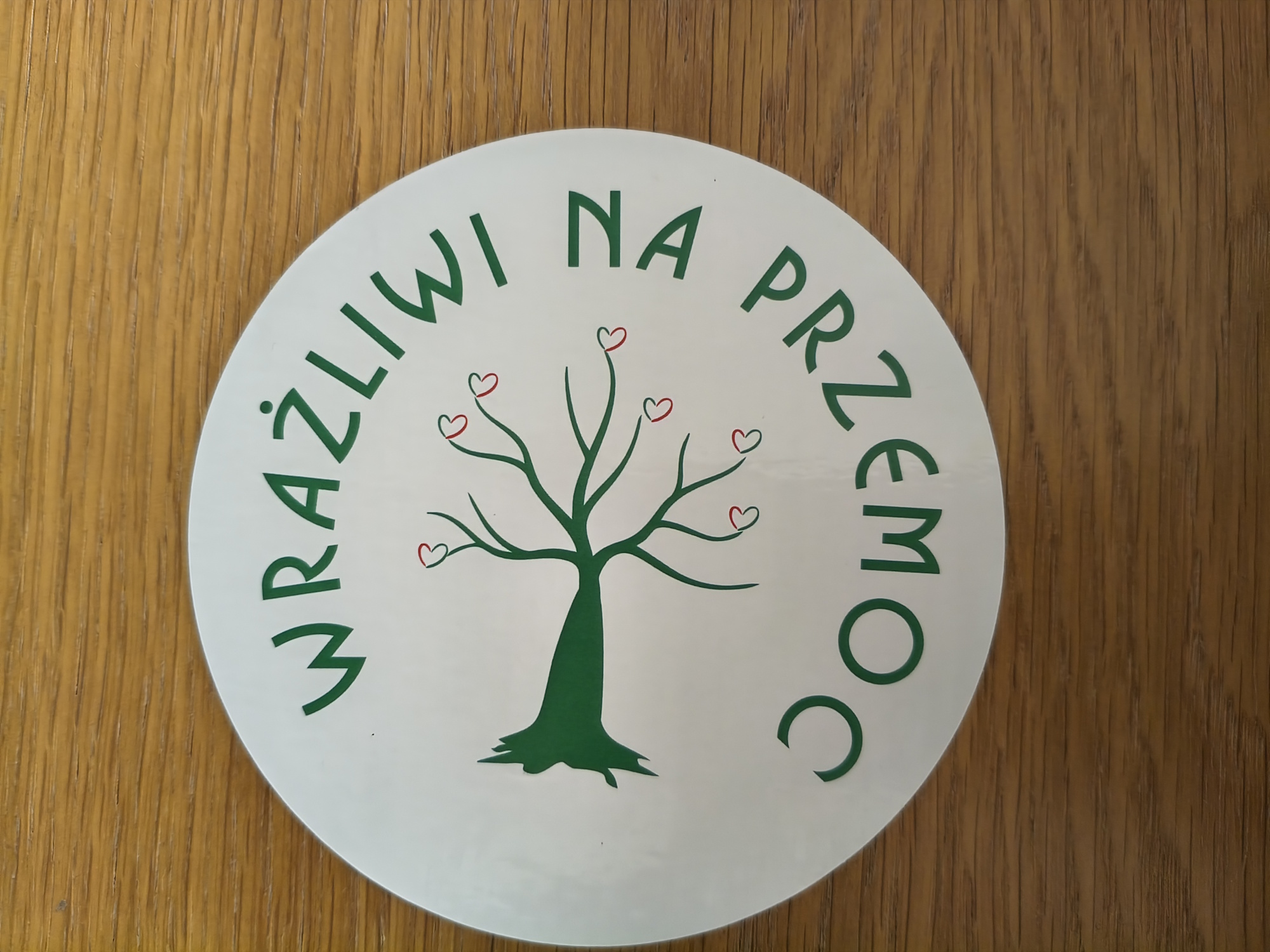 Fot. M.Foltyn/UM Gliwice naklejka na drzwiach z napisem Wrażliwi na przemoc