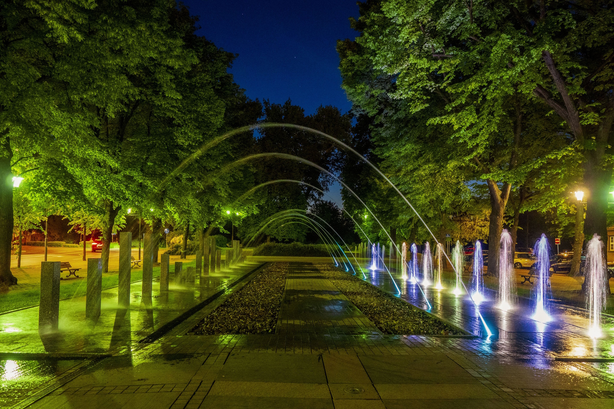 Zdjęcie archiwalne. Fot. M.Buksa/UM Gliwice plac Piłsudskiego wśród drzew i fontanna tryskająca wodą