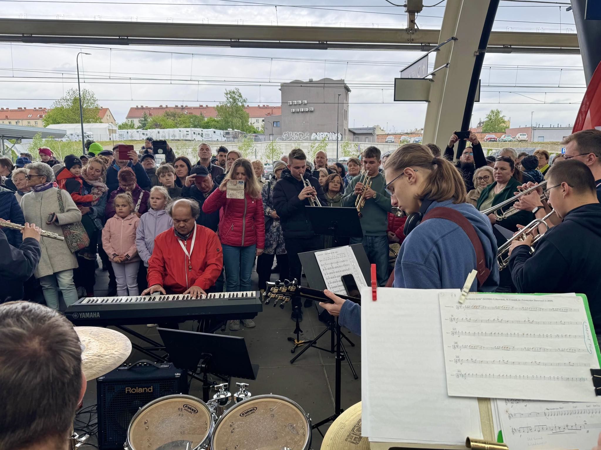 Fot. UM w Gliwicach Orkiestra gra na peronie dworca