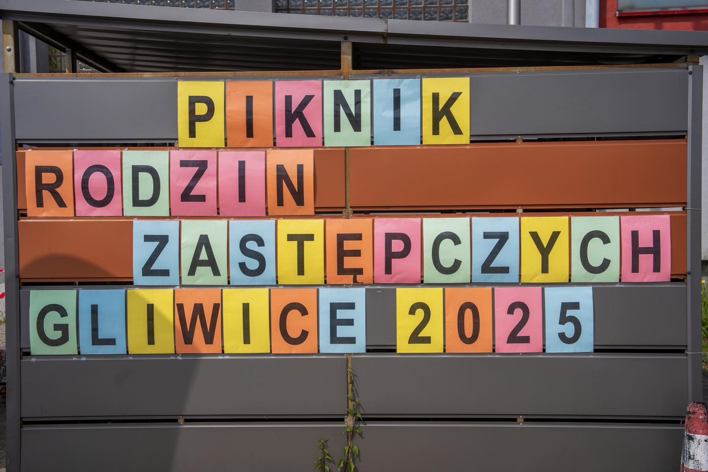 Fot. G.Ożga/UM Gliwice kolorowy napis Piknik Rodzin Zastępczych