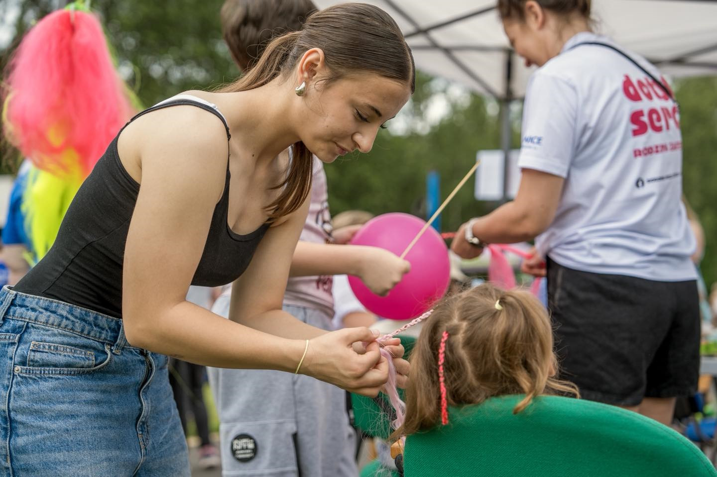 Fot. G.Ożga/UM Gliwice kobieta zaplata warkoczyki dziewczynce