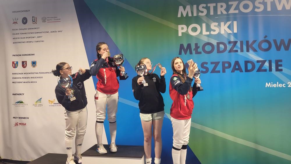 Fot. Szermierze Piasta Gliwice/ Facebook Szpadzistki Piasta na podium