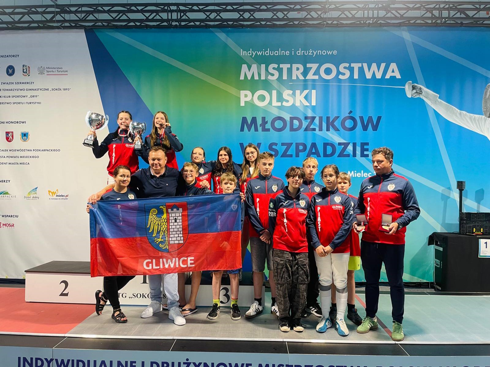 Fot. Szermierze Piasta Gliwice/ Facebook Szpadziści Piasta pozujący z flagą Gliwic