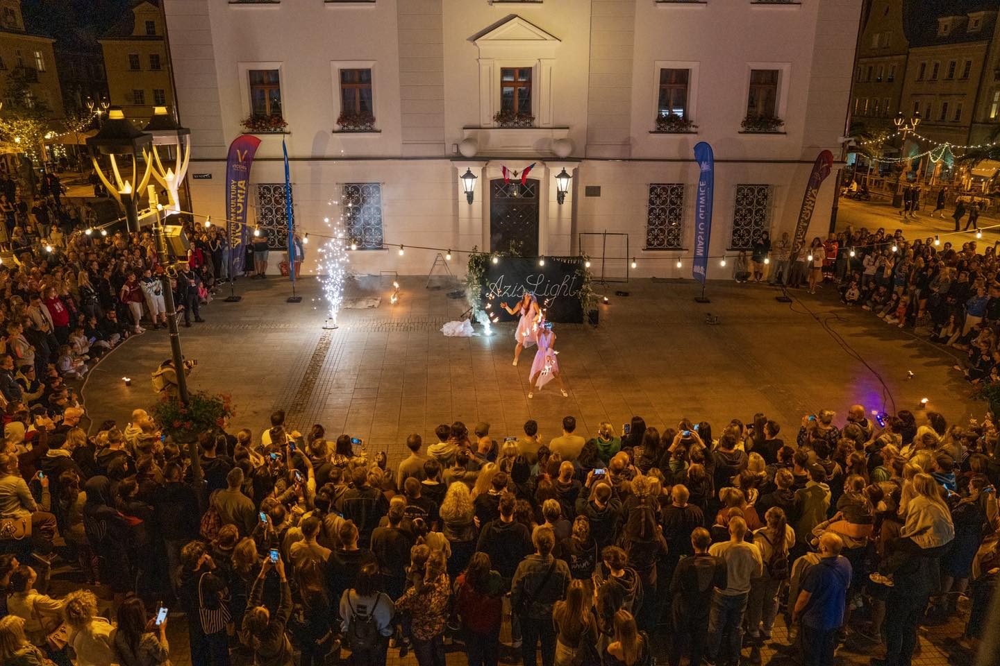 Fot. G.Ożga/UM Gliwice ludzie w półkolu i artysta na Rynku. Wieczór, ujęcie z góry
