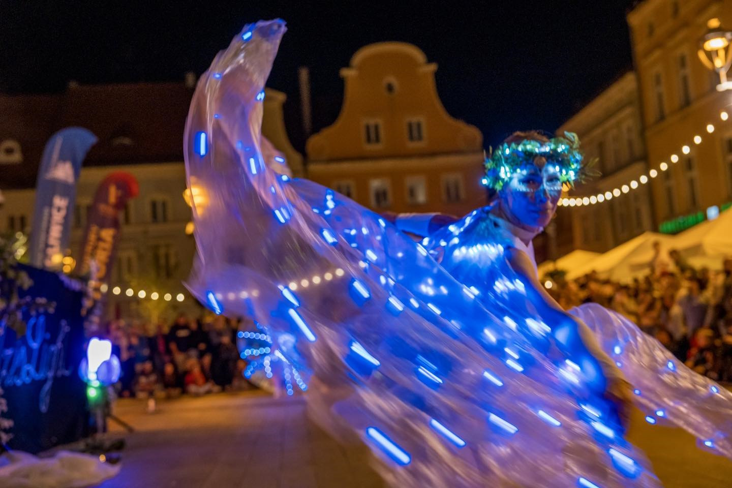 Fot. G.Ożga/UM Gliwice artysta w niebieskich światłach