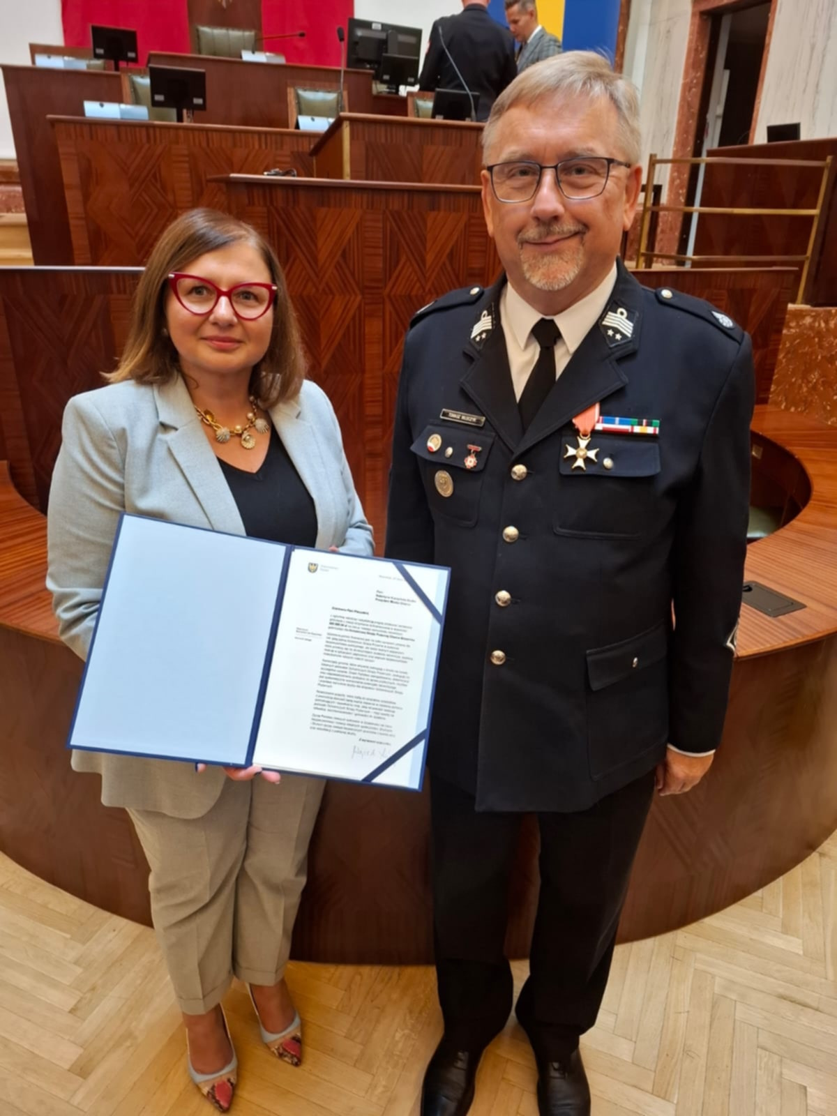 Fot. UM w Gliwicach Prezydent Agnieszka Dylewska z prezesem OSP Brzezinka-Gliwice Tomaszem Włoczykiem
