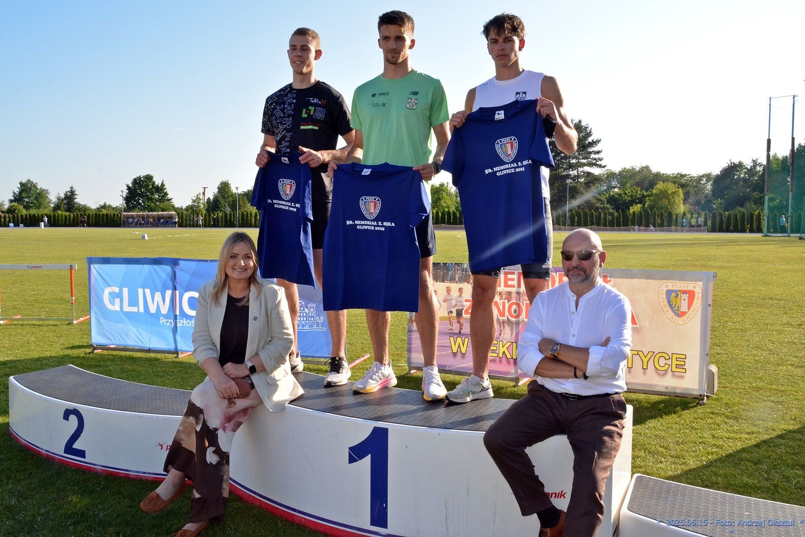 Fot. A.Oksztul/UM Gliwice ludzie na podium, prezydent siedzi obok