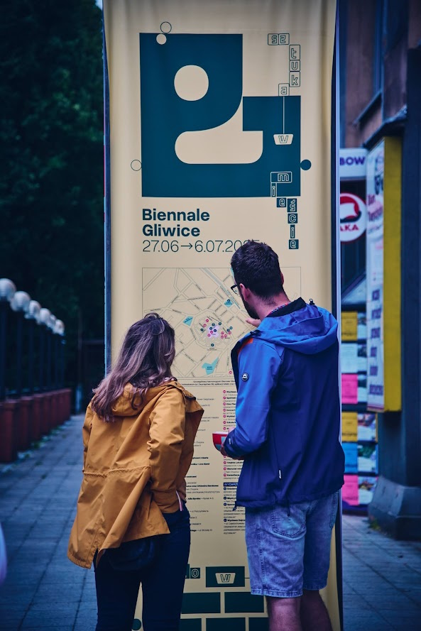 Fot. M. Buksa/UM w Gliwicach Para oglądająca plakat Biennale
