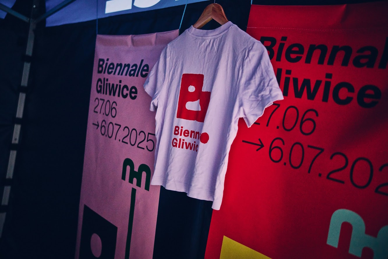 Fot. M. Buksa/UM w Gliwicach Koszulka z logiem Biennale