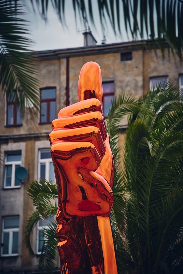 Fot. M. Buksa/UM w Gliwicach Totem festiwalowy ręka-kciuk autorstwa Jana Śliwki