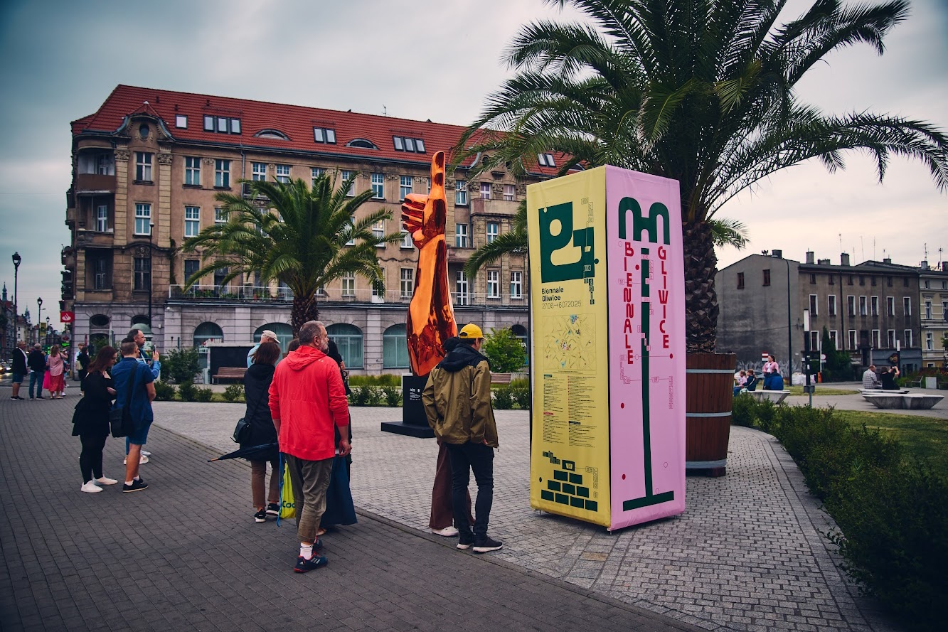 Fot. M. Buksa/UM w Gliwicach Ludzie oglądający totem festiwalowy