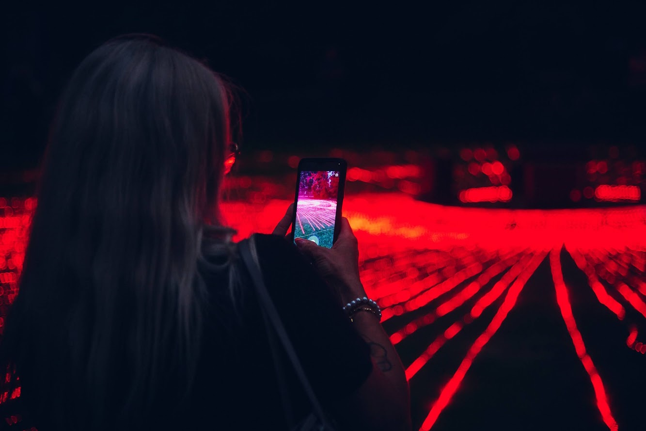 Fot. M. Buksa/UM w Gliwicach Kobieta fotografująca pracę studia Ksawery Komputery