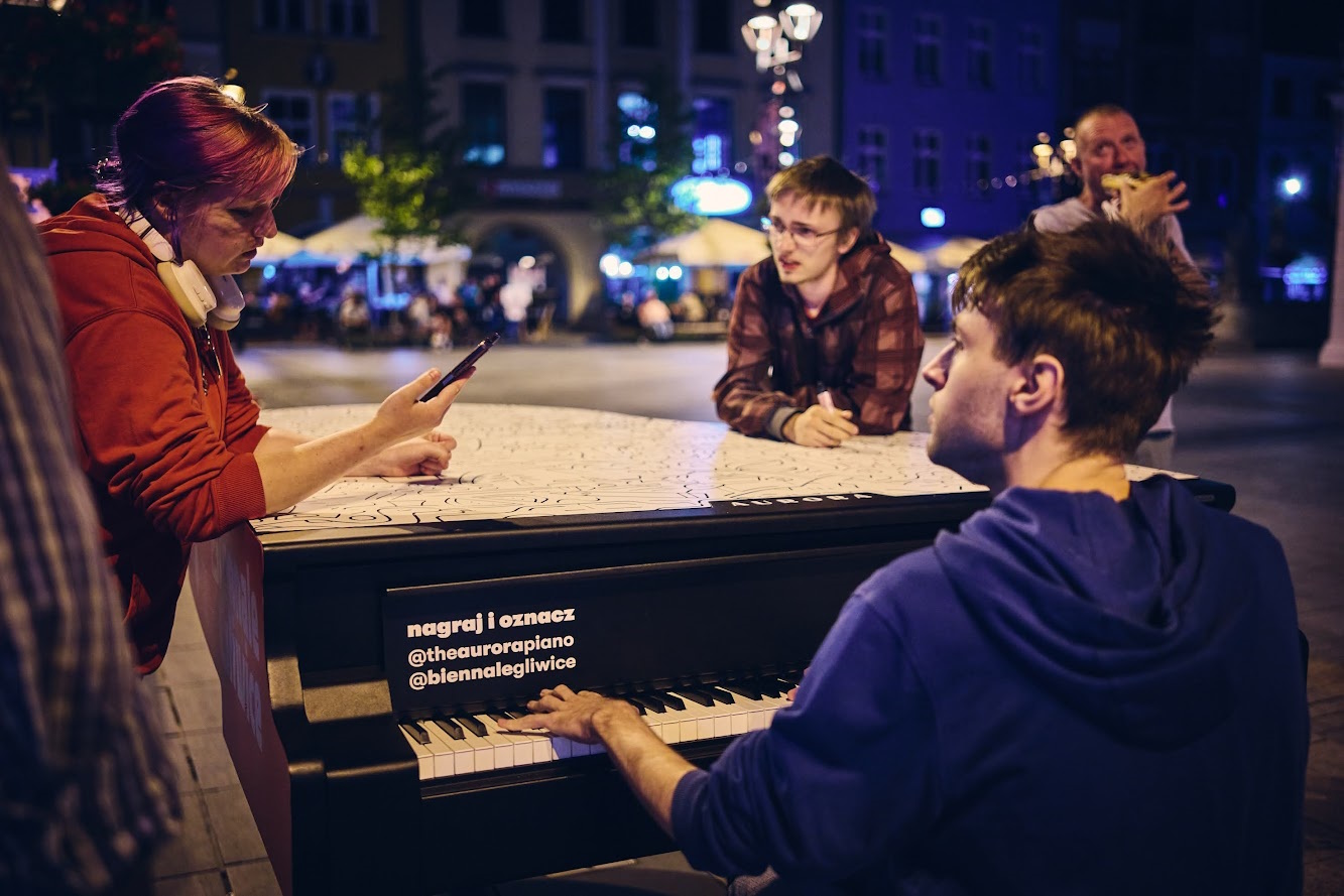 Fot. M. Buksa/UM w Gliwicach Chłopak grający na festiwalowym fortepianie