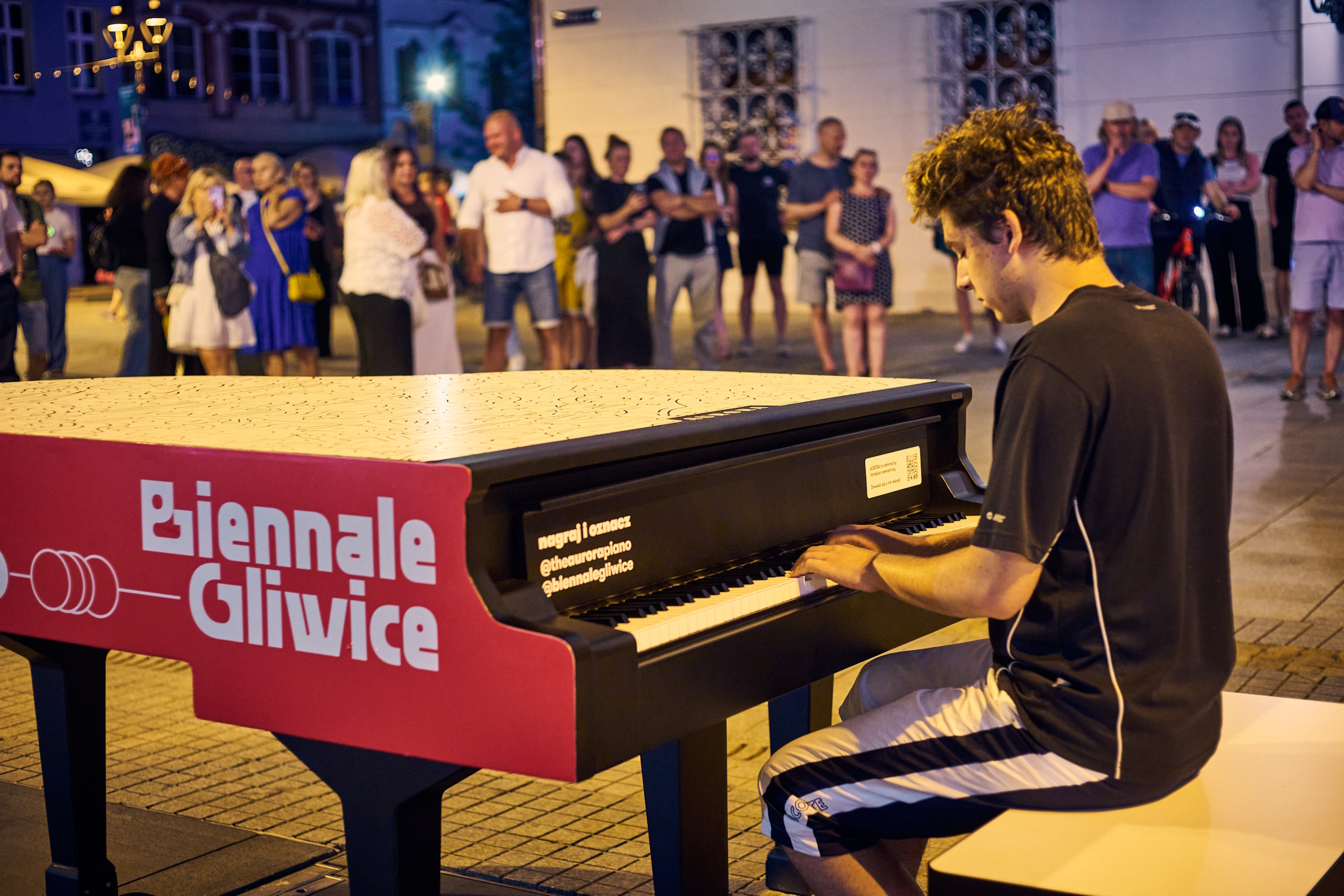 Fot. M. Buksa/UM w Gliwicach Chłopak grający na festiwalowym fortepianie na Rynku