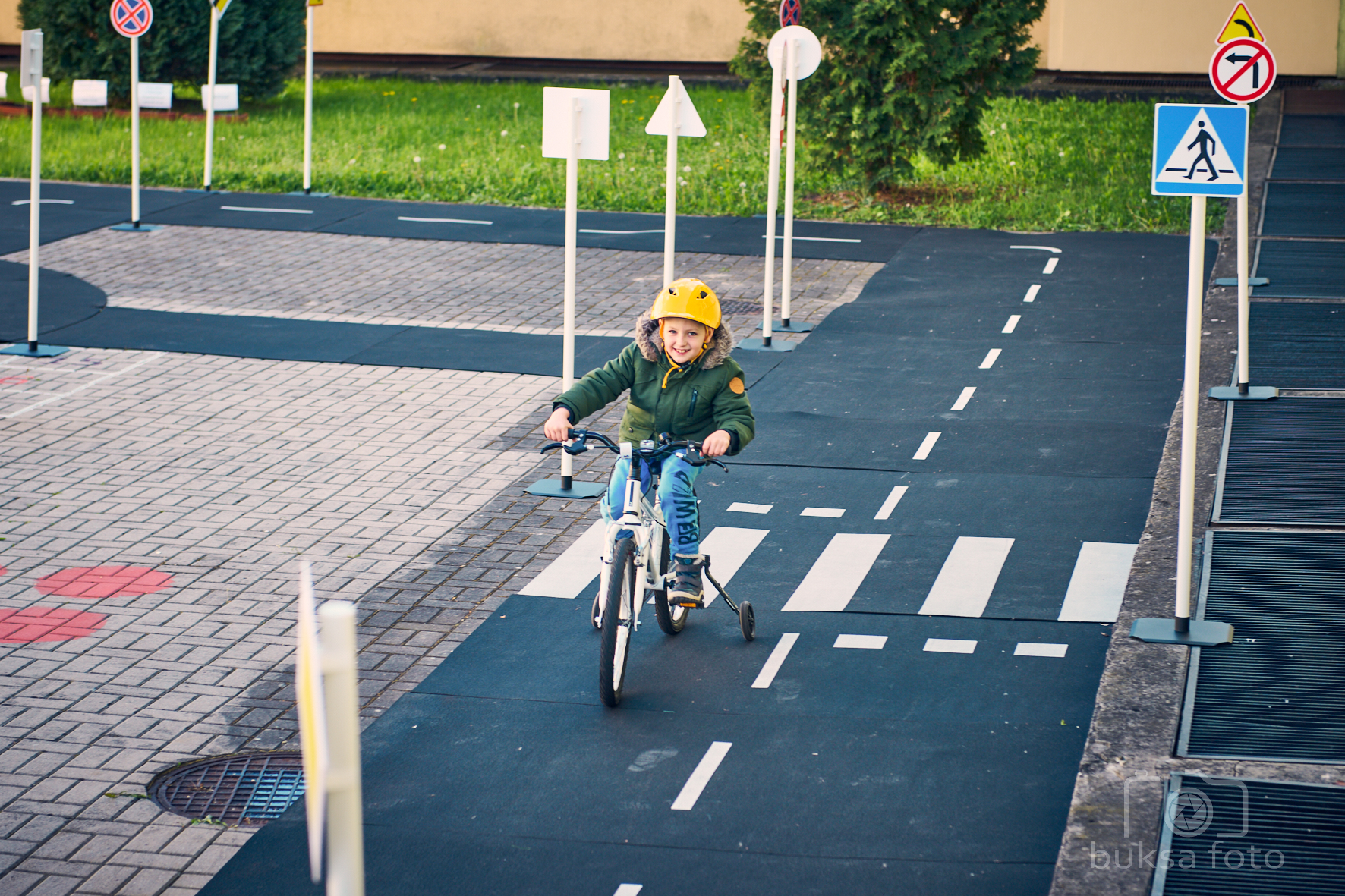 Chłopiec pokonujący na rowerze mobilne miasteczko drogowe