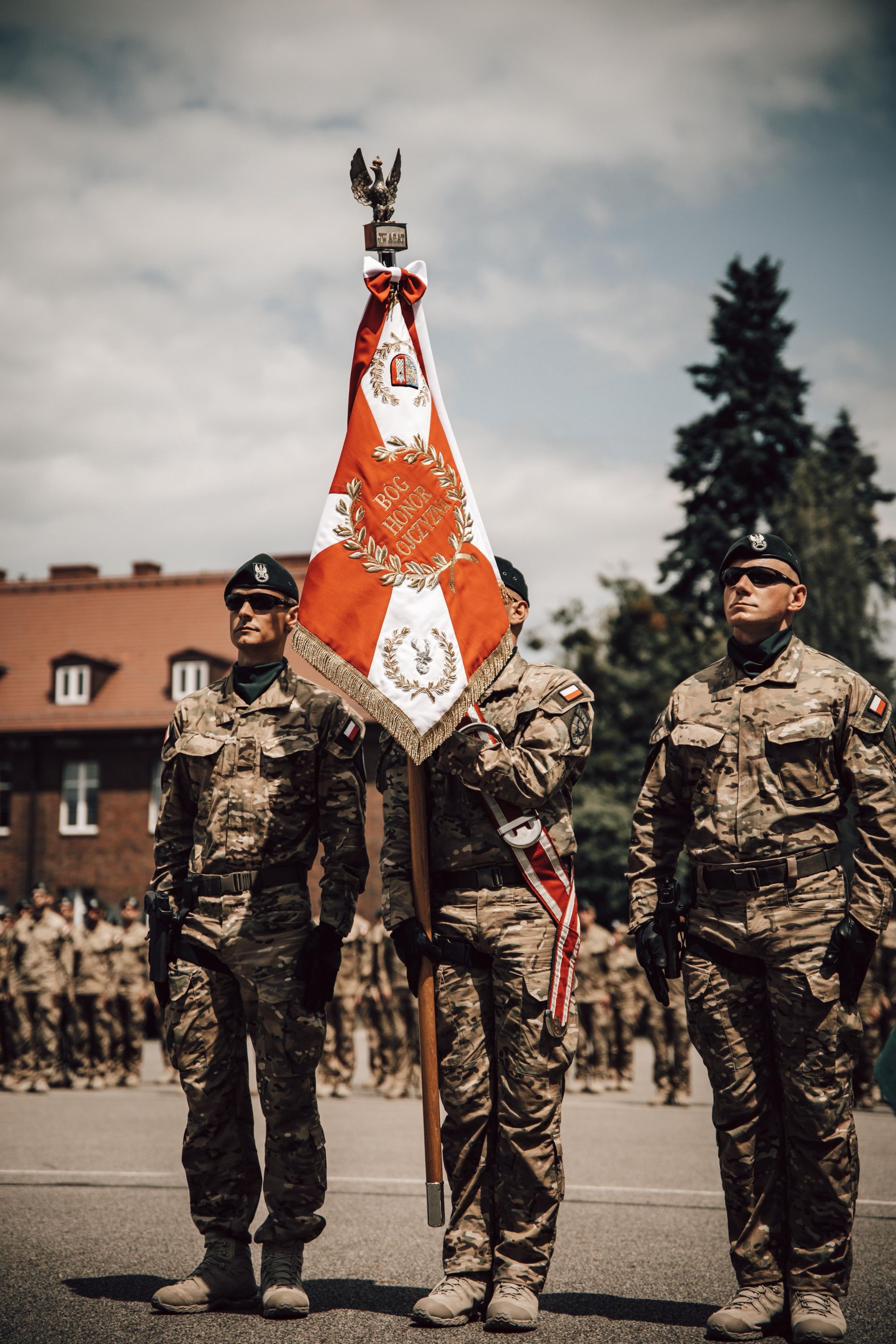 Fot. materiały Jednostki Wojsk Specjalnych AGAT żołnierze ze sztandarem
