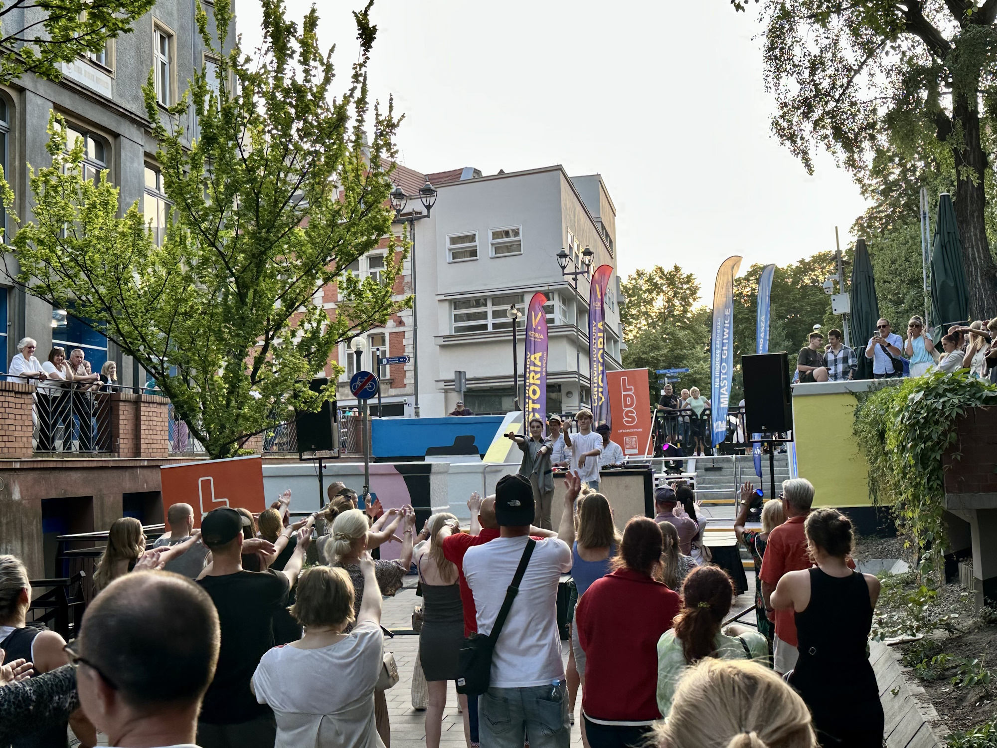 Fot. UM Gliwice tańczący tłum ludzi