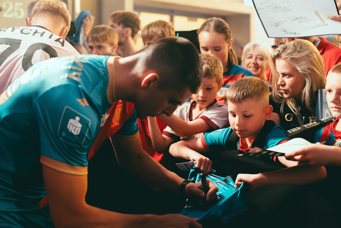 Fot. Mosquidron Piłkarze rozdający autografy