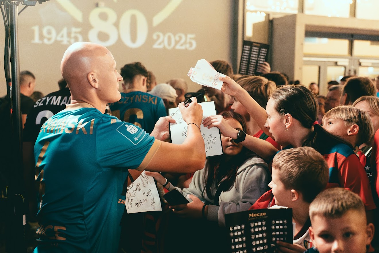 Fot. Mosquidron Piłkarze rozdający autografy