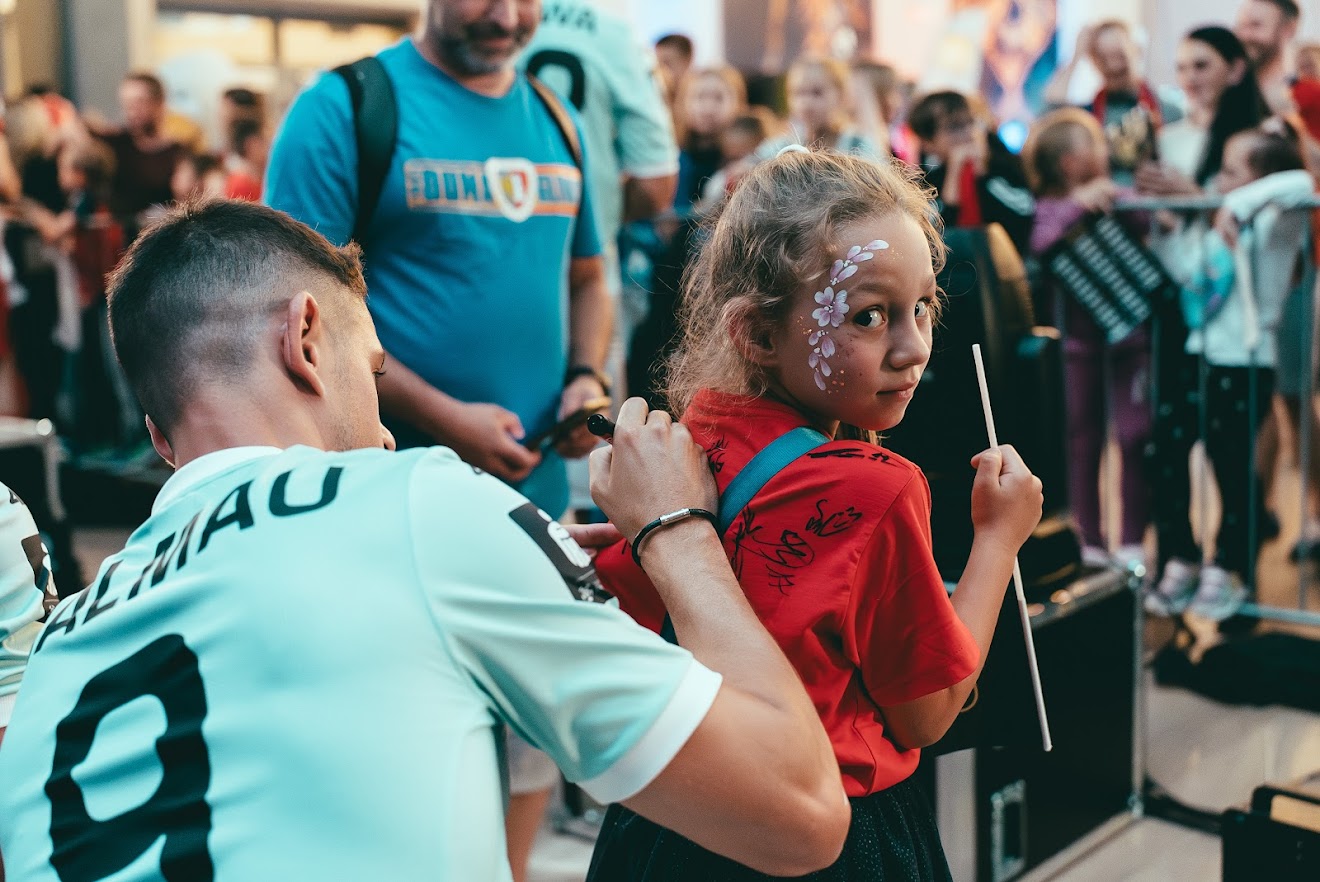 Fot. Mosquidron Piłkarze rozdający autografy