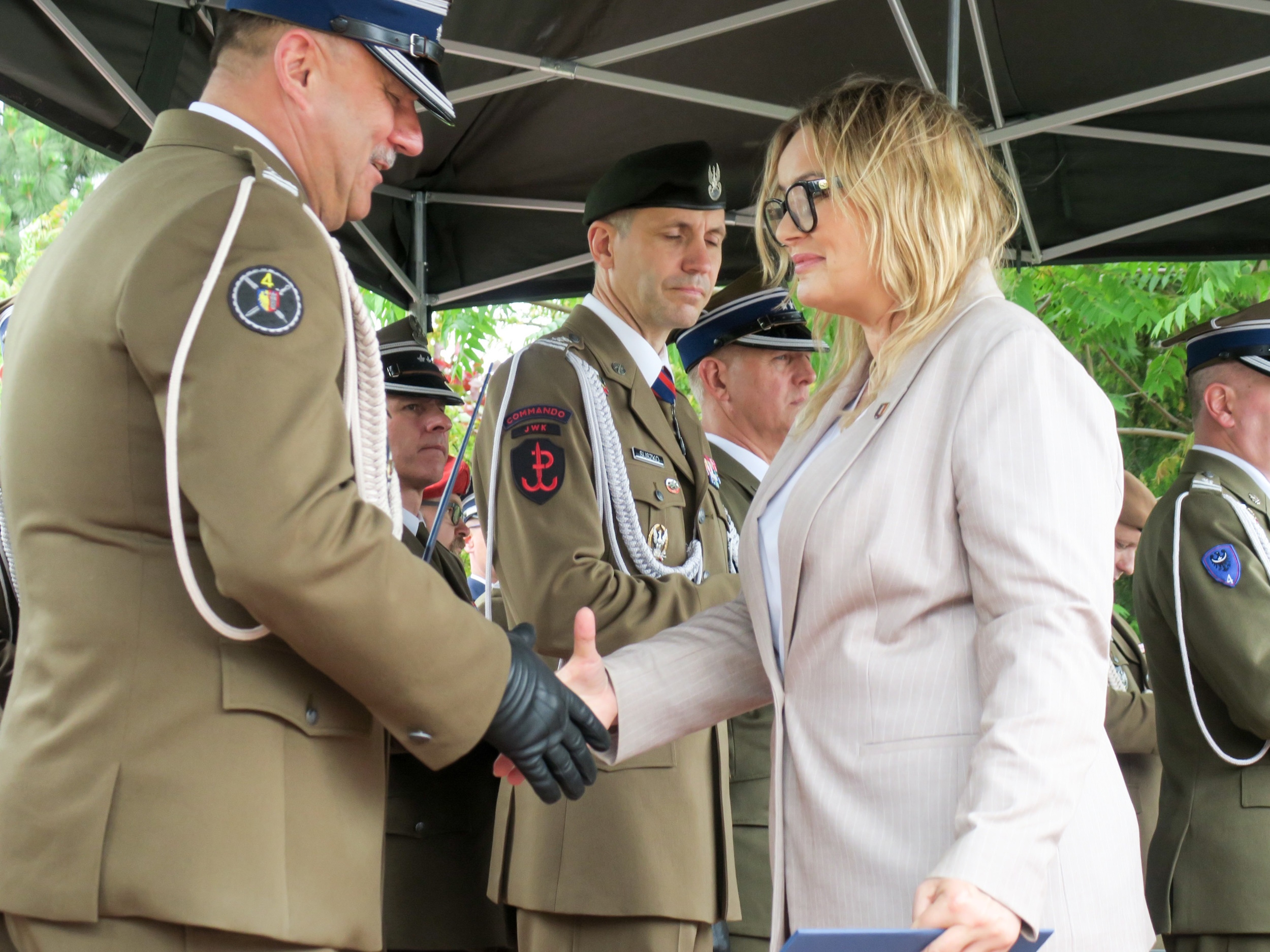 Fot. A. Witwicki/UM w Gliwicach Prezydent Gliwic witająca się z dowódcą jednostki