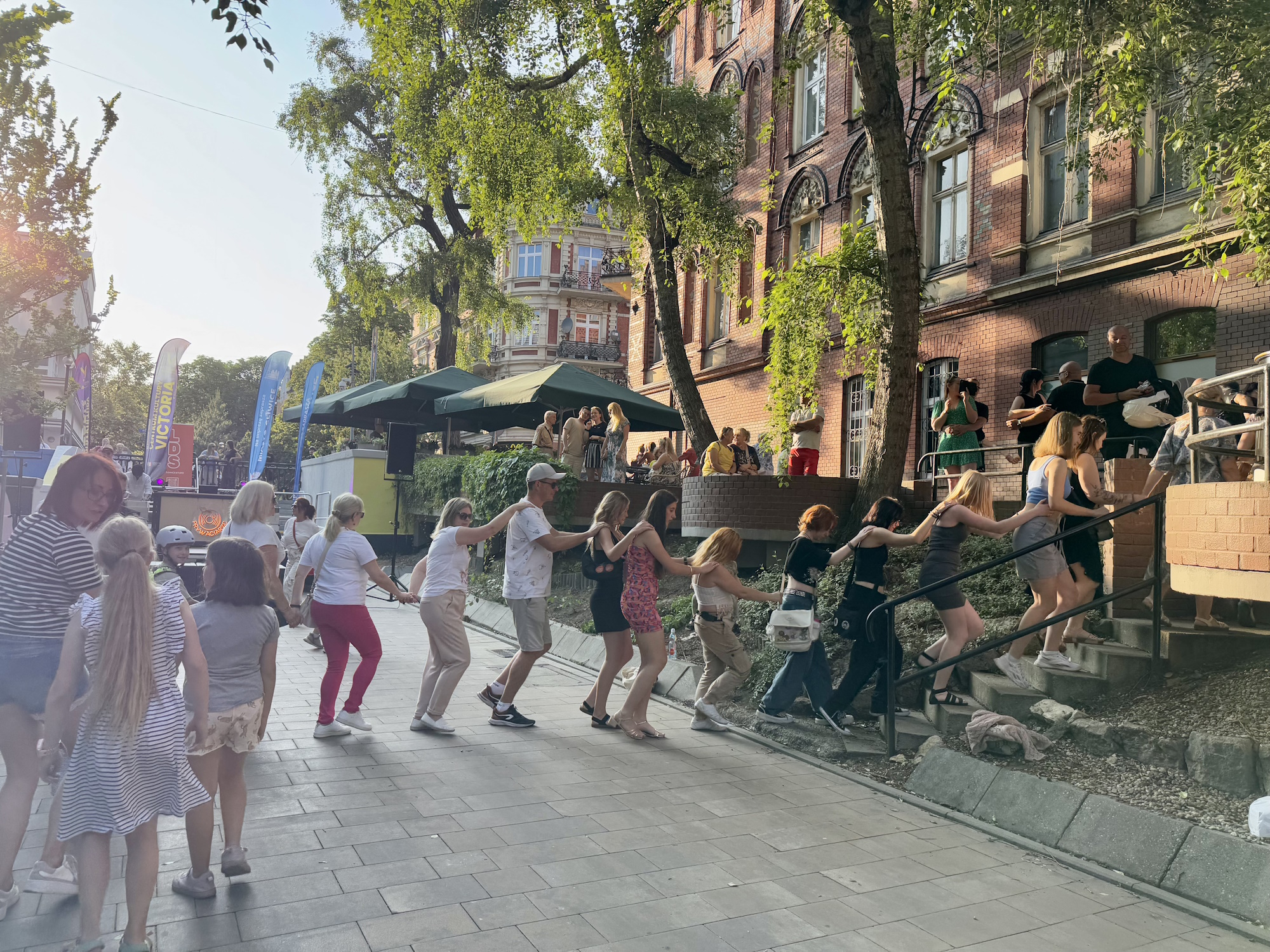 Fot. UM Gliwice ludzie tańczący, jeden za drugim