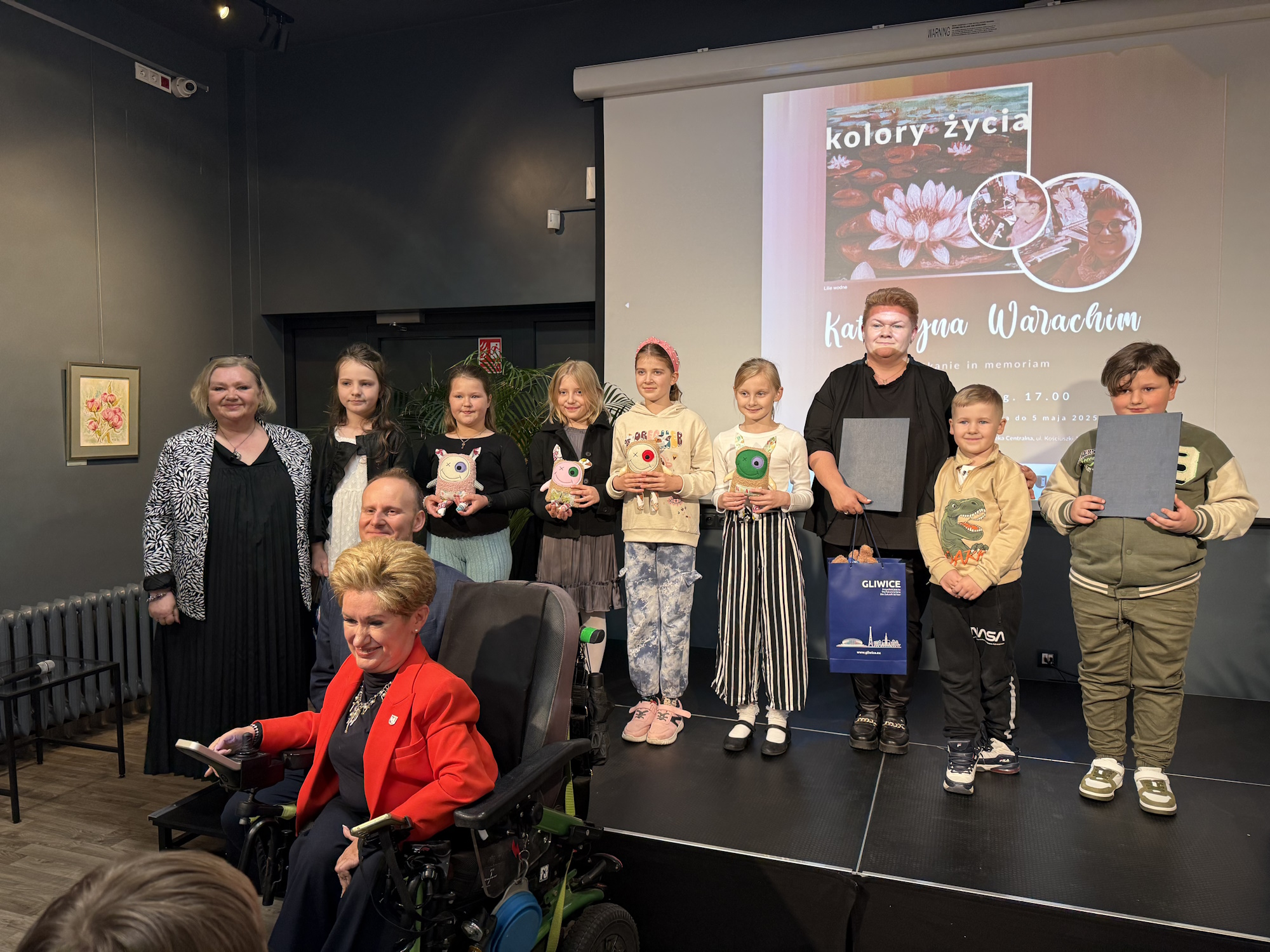 Fot. UM w Gliwicach Laureaci konkursu z Łukaszem Gorczyńskim, Klaudią Berą i Agnieszką Filipkowską pozują do zdjęcia