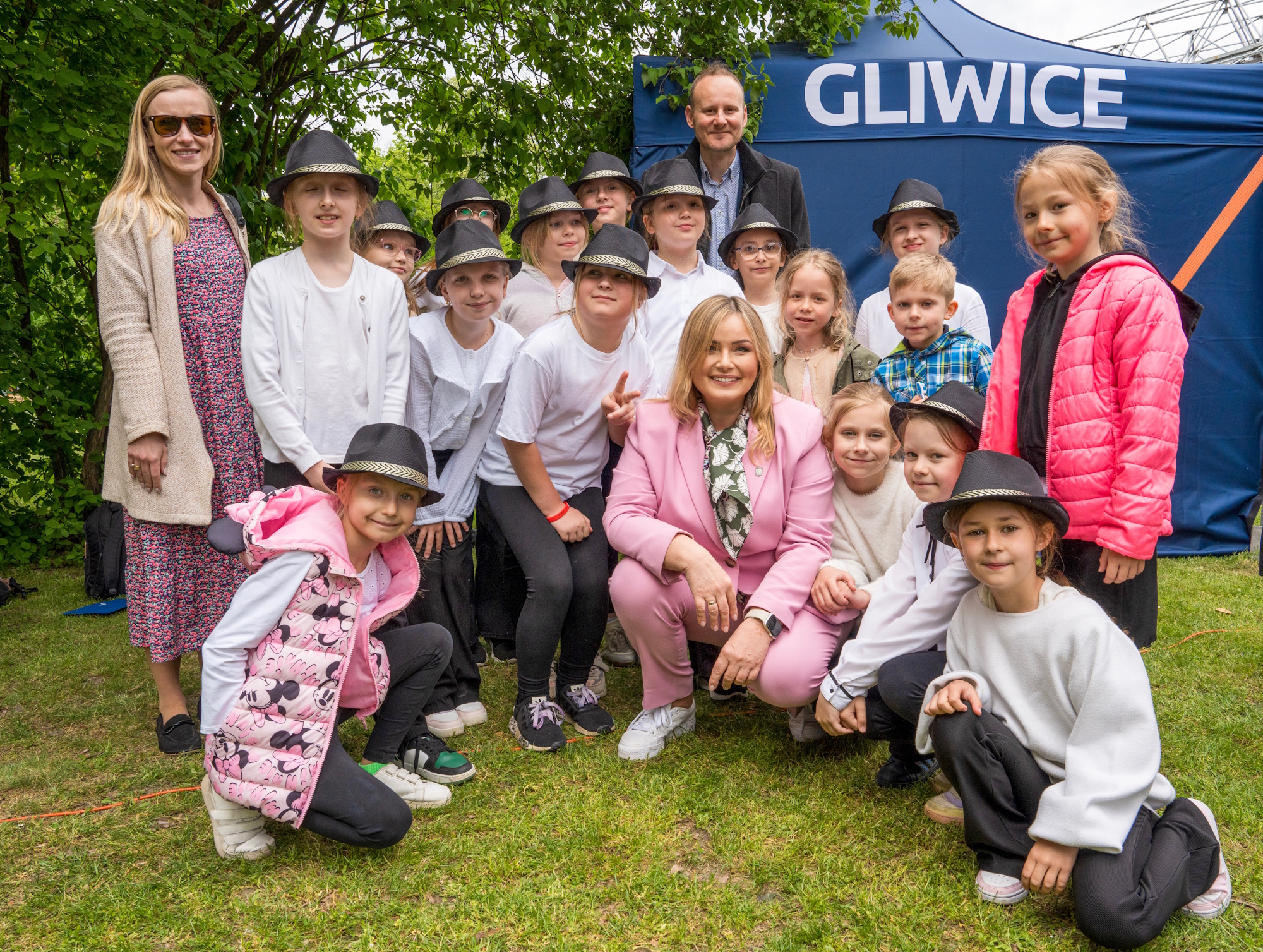 Fot. G.Ożga/UM Gliwice wspólne zdjęcie prezydent Gliwic i zastępcy z małymi artystami