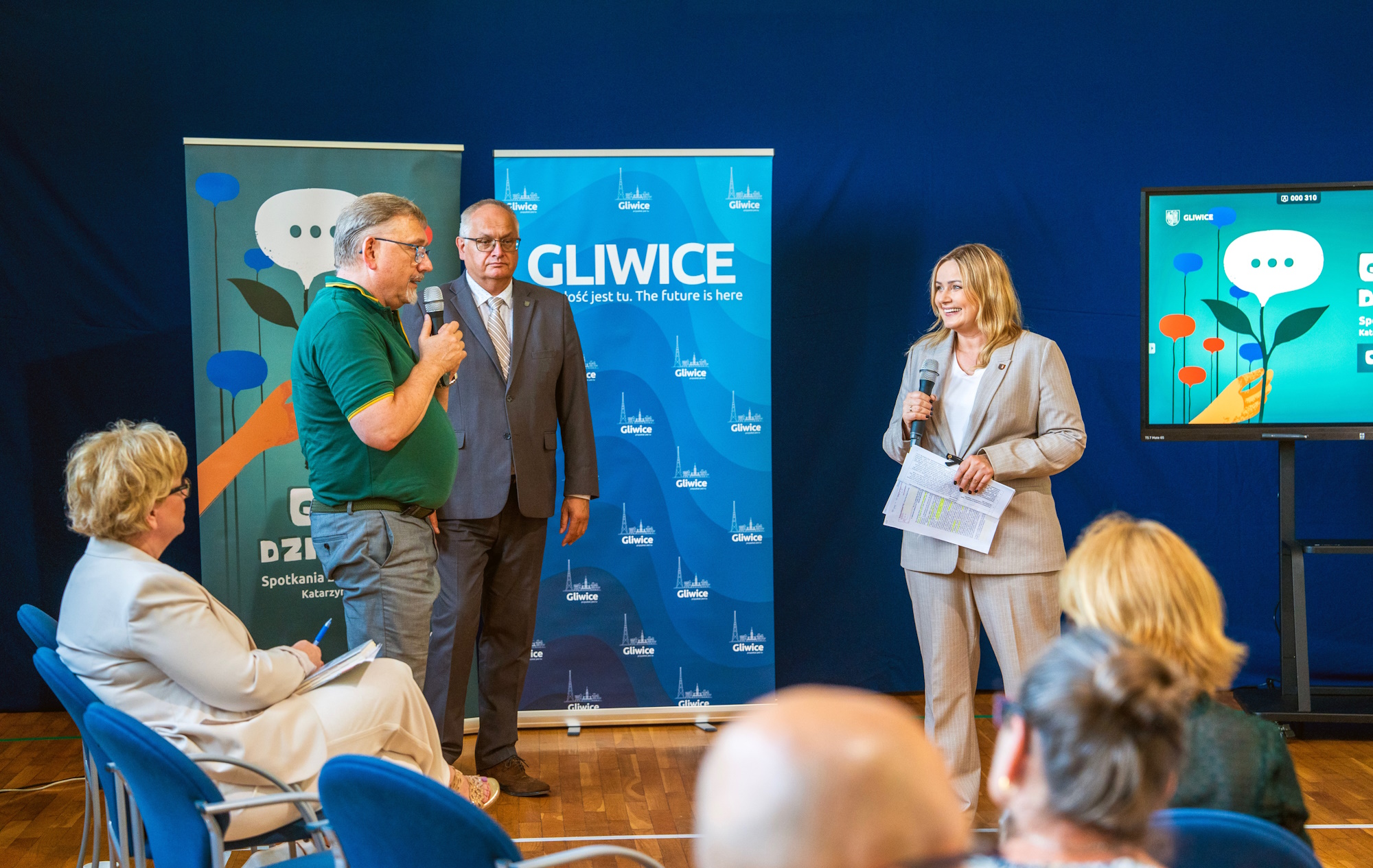 Fot. G.Ożga/UM Gliwice Prezydent Gliwic w sali gimnastycznej rozmawia z ludźmi