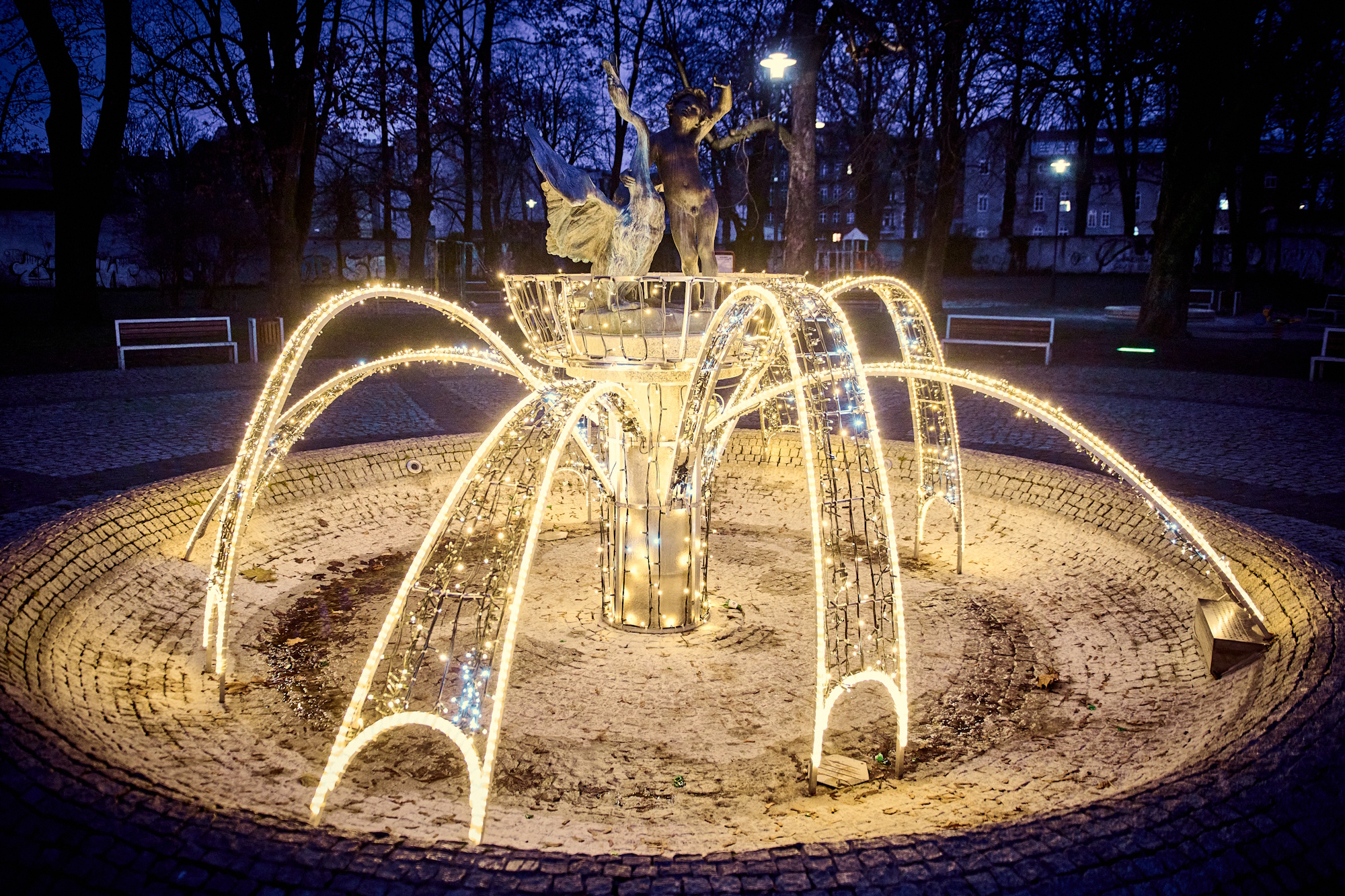 Zdjęcie archiwalne. Fot. M.Buksa/UM Gliwice chłopiec z łabędziem w światłach