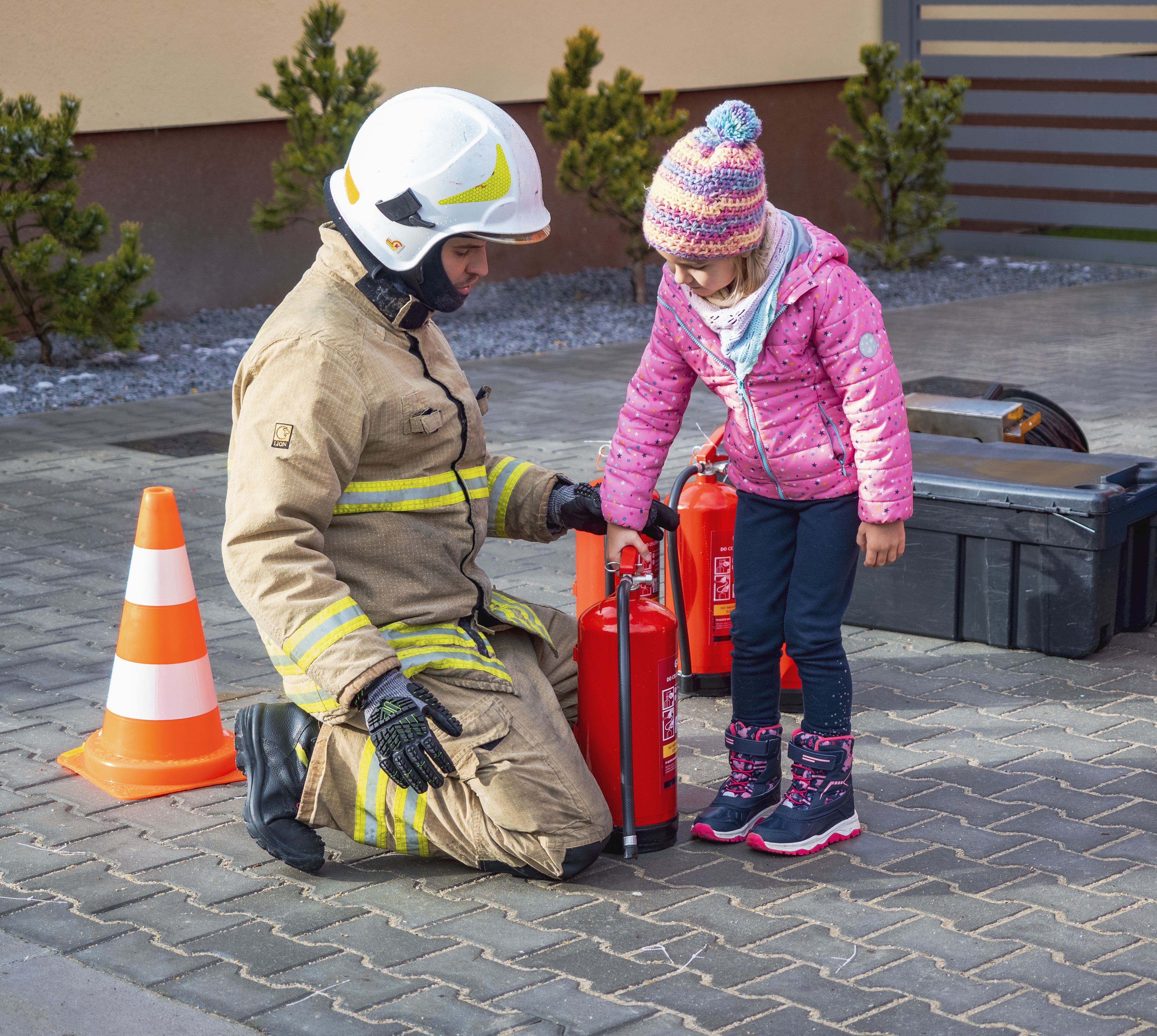 dziecko i strażak
