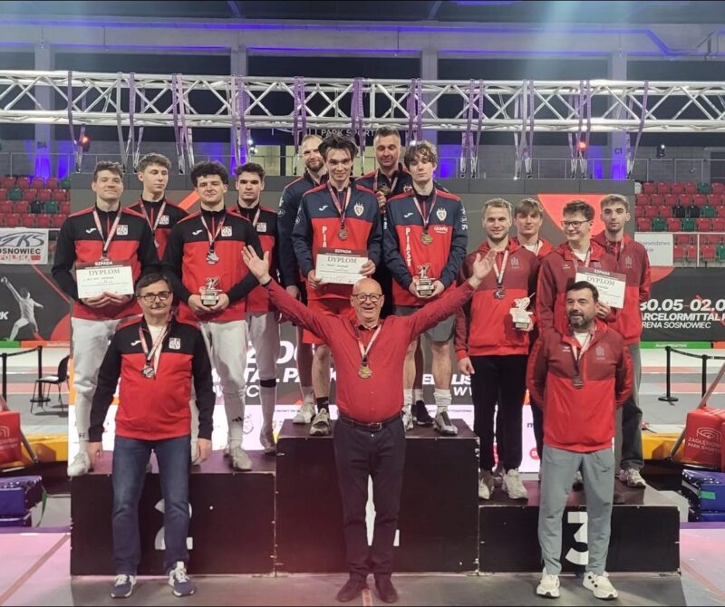 Fot. piast.gliwice.pl Mistrzowie Polski z fechmistrzem na podium