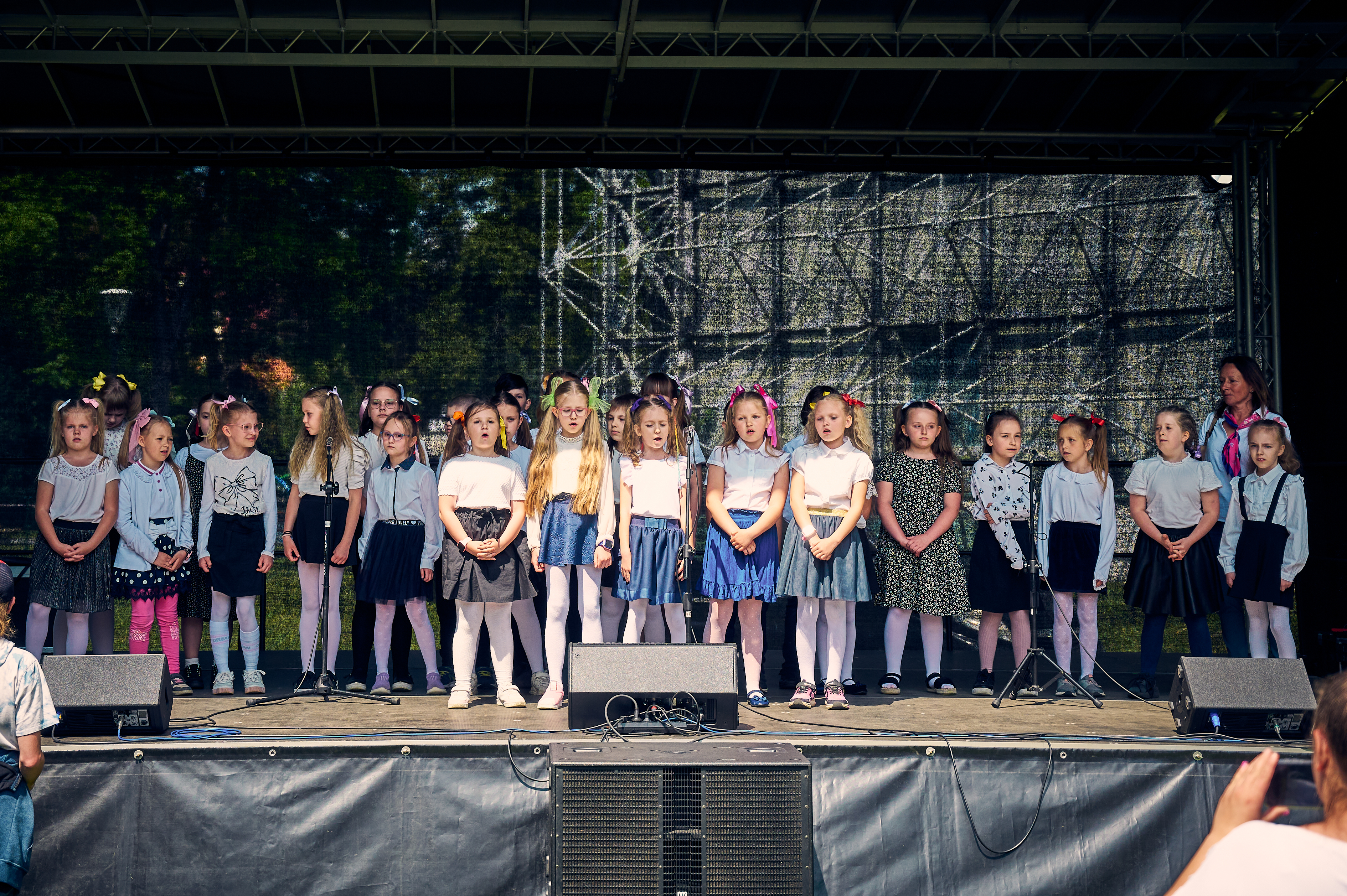 Dzieci śpiewające na scenie