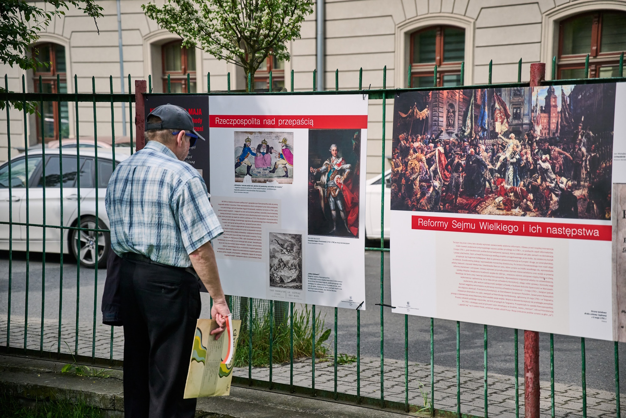 Fot. M. Buksa/UM w Gliwicach Mężczyzna ogląda plenerową miniwystawę