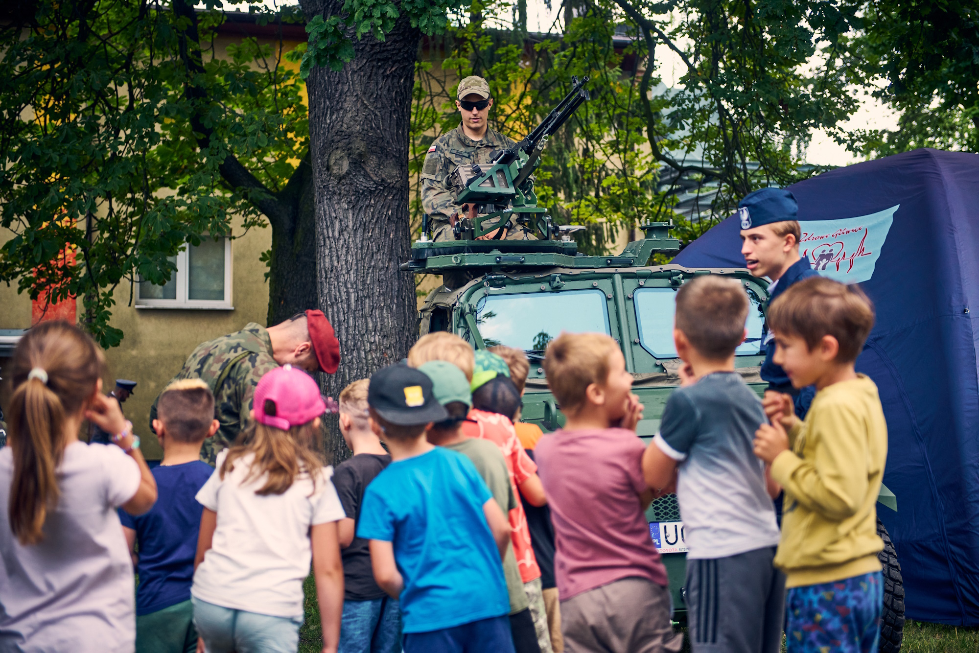 Fot. M.Buksa/UM Gliwice dzieci przy wozach służb mundurowych i wojskowi