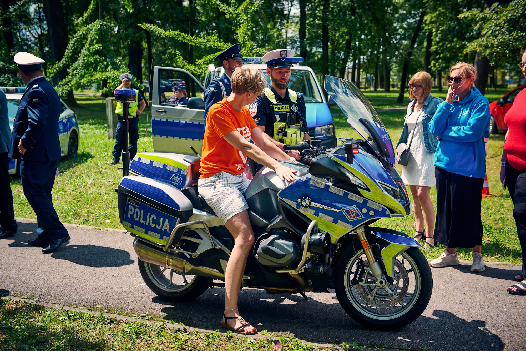 Fot. M.Buksa/UM Gliwice młody człowiek na motorze i ludzie w tle