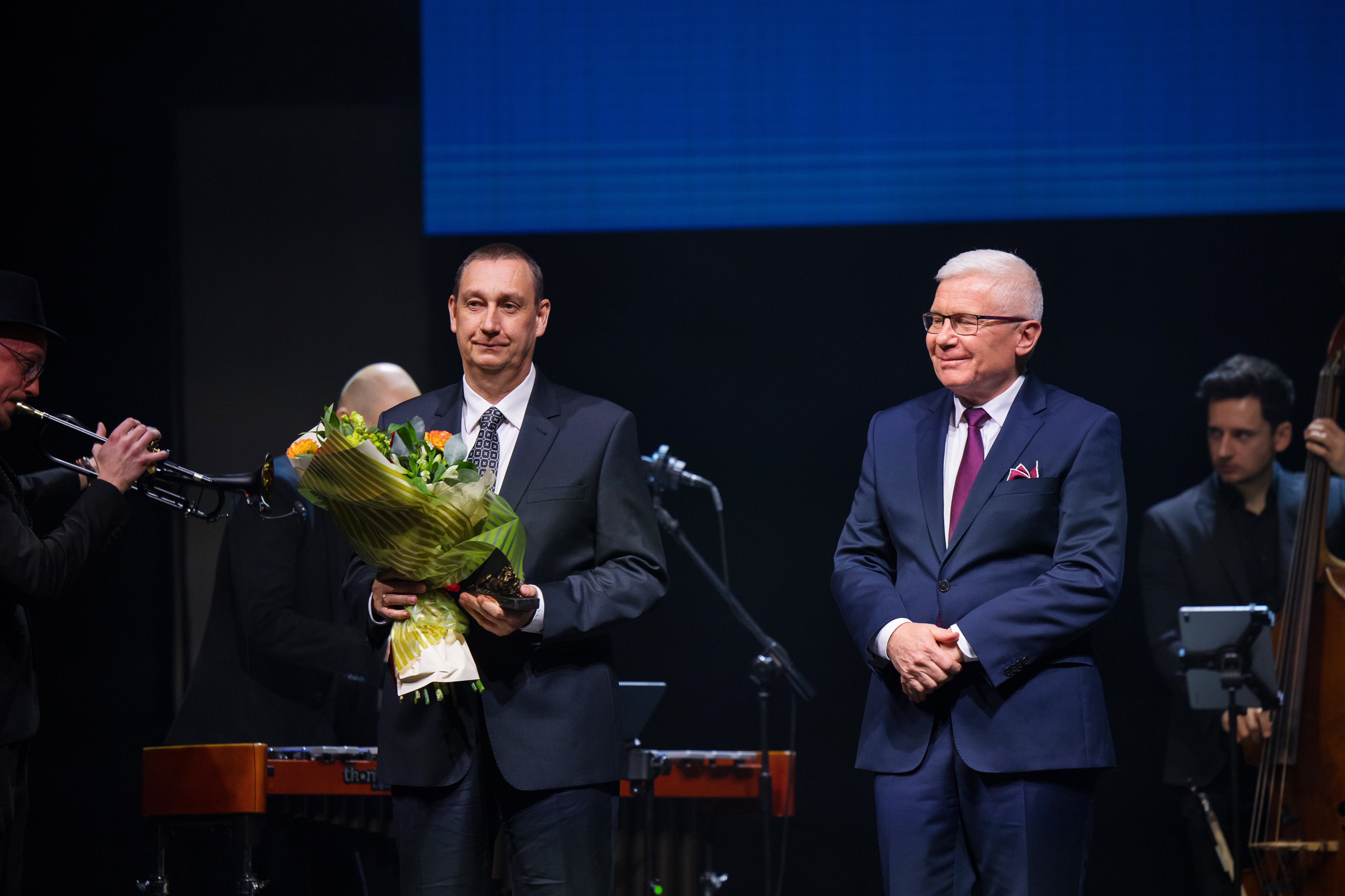 Prezydent Adam Neumann i leureat Gliwickiego Lwa Przemysław Gliklich na scenie