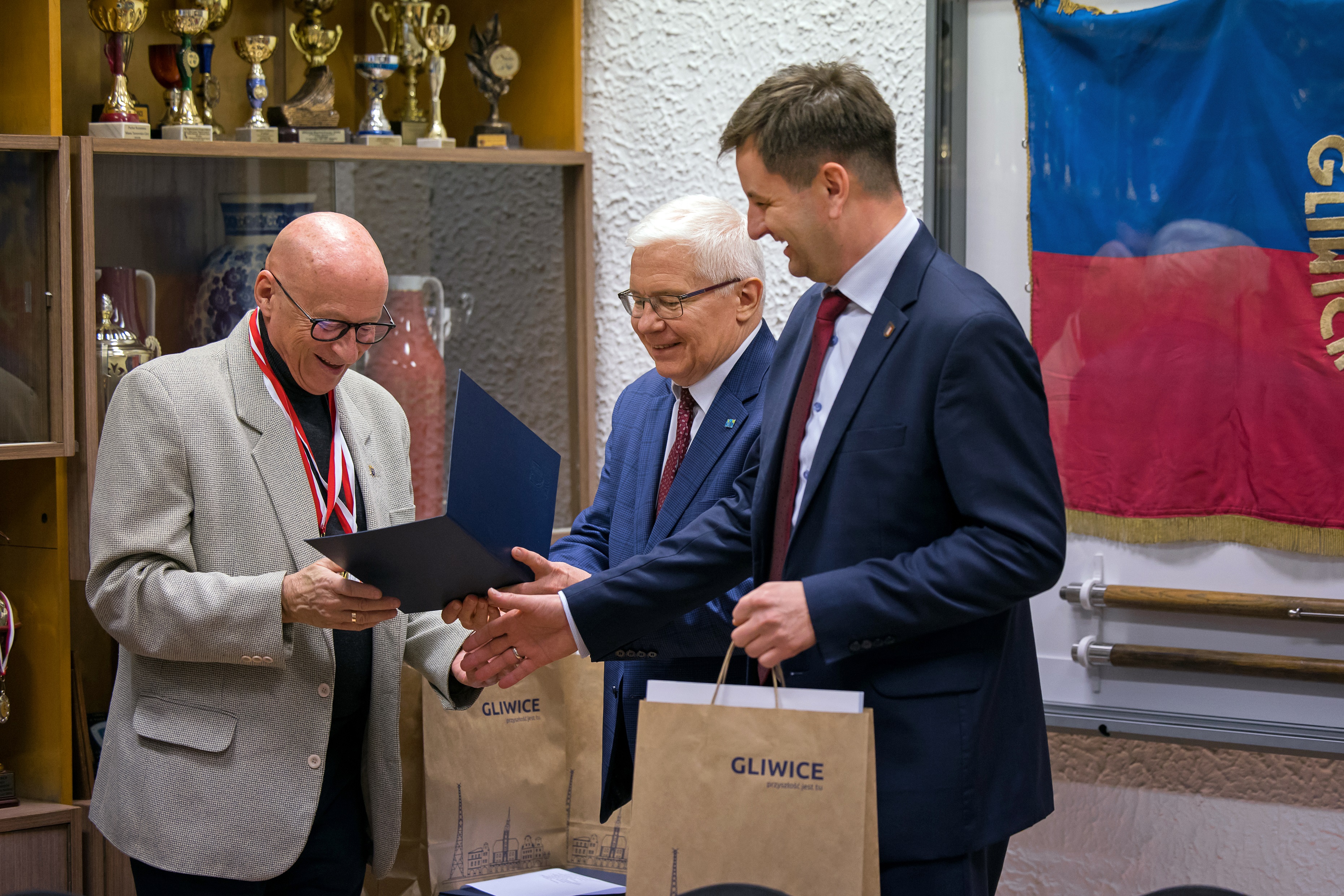 Prezydent Gliwic Adam Neumann wraz ze swoim zastępcą Mariuszem Śpiewokiem, wręczający listy gratulacyjne