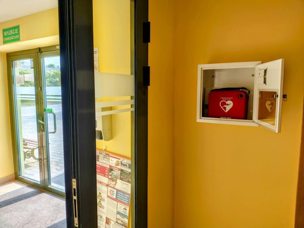 Defibrylator w siedzibie MZUK. Fot. materiały MZUK Defibrylator w siedzibie MZUK