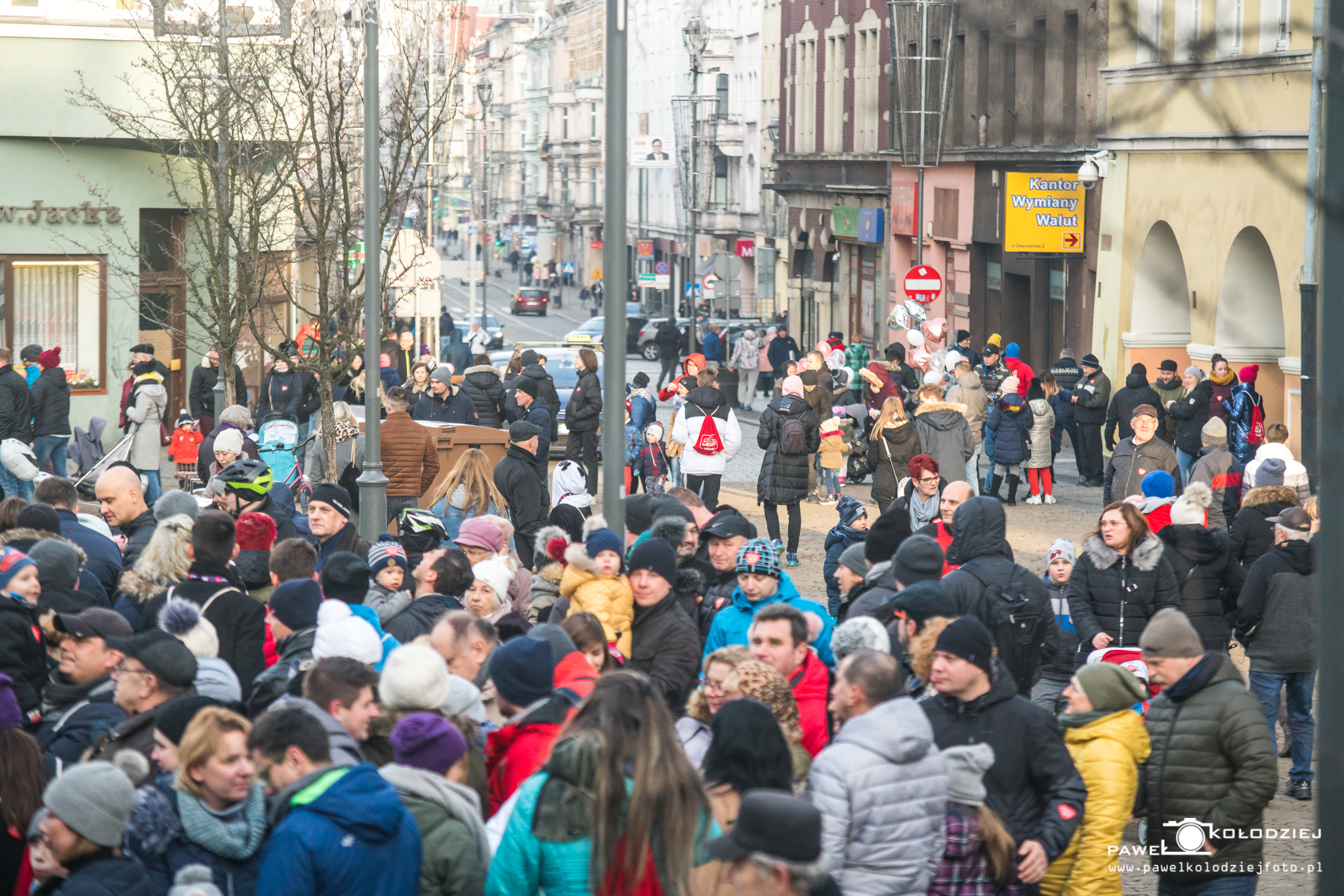 tłum ludzi na Rynku widok na ulicę Zwycięstwa