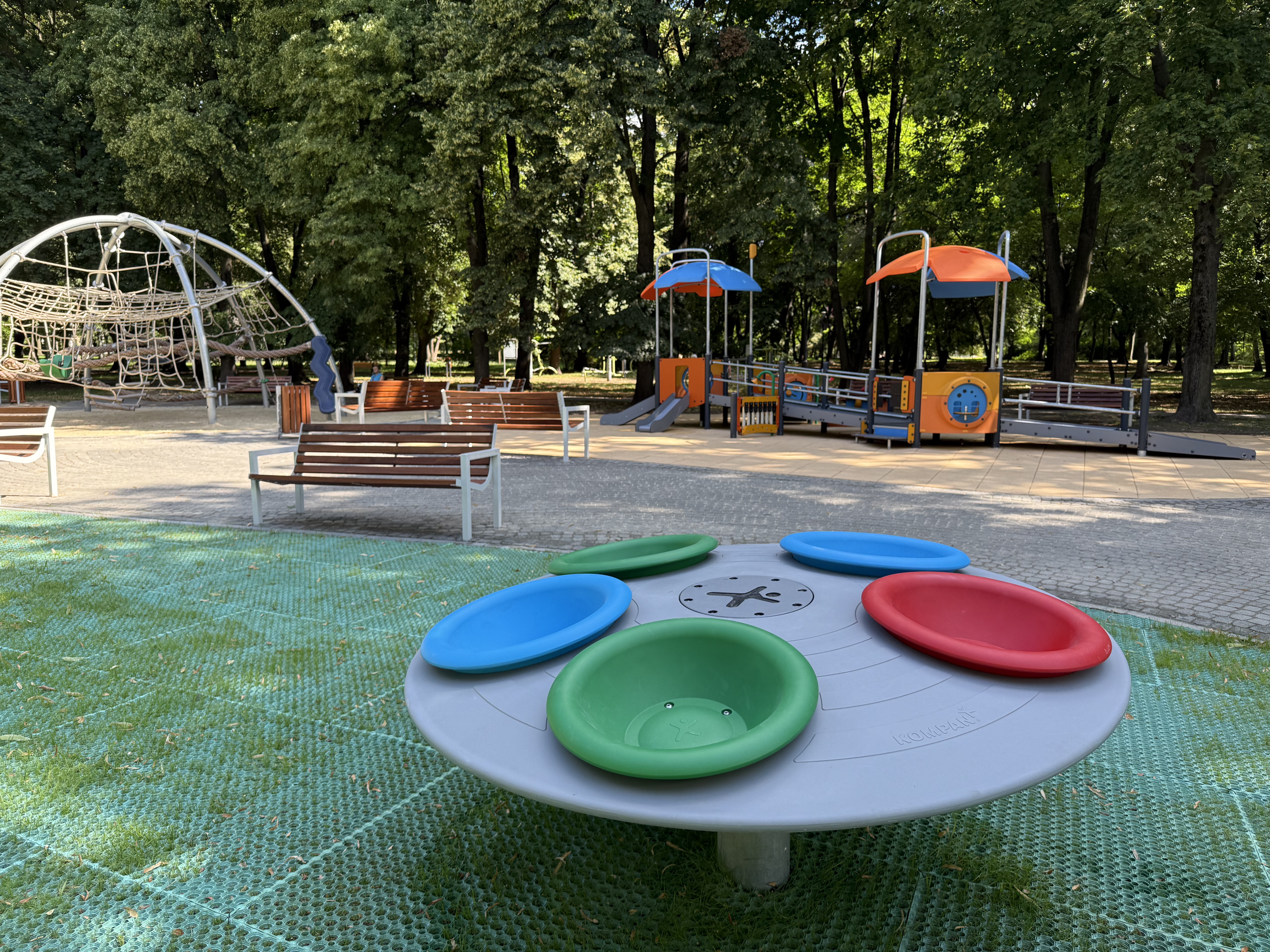 W lipcu zakończyła się metamorfoza placu zabaw na placu Grunwaldzkim. Dzieci zyskały m.in. karuzelę z nietypowymi siedziskami, nowe huśtawki, w tym hit dla dziecka i rodzica oraz platformę zabawową przystosowaną do potrzeb dzieci z niepełnosprawnościami. Fot. UM Gliwice karuzela na placu zabaw