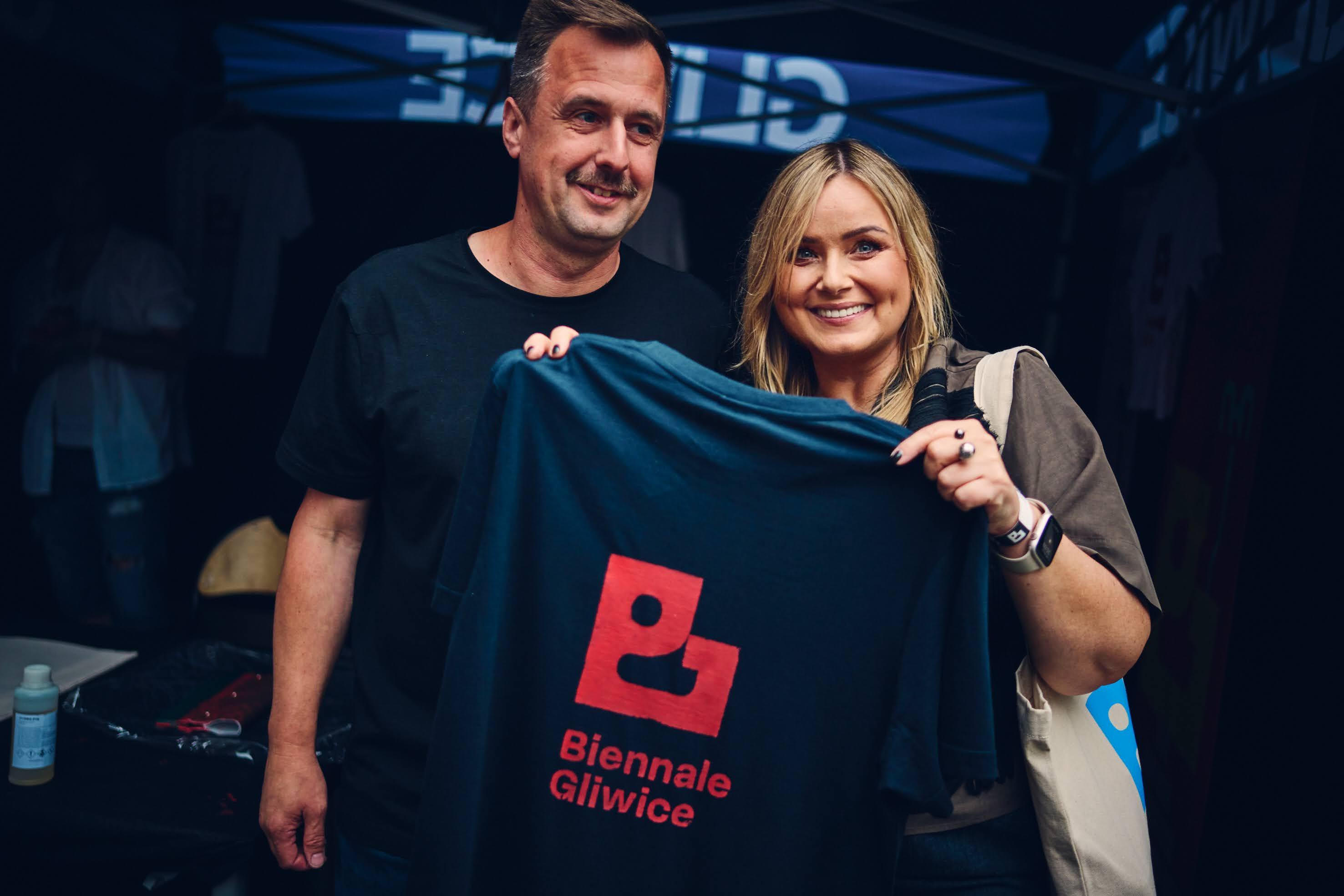 Fot. M. Buksa/UM w Gliwicach Prezydent Gliwic trzymająca koszulkę z logiem Biennale