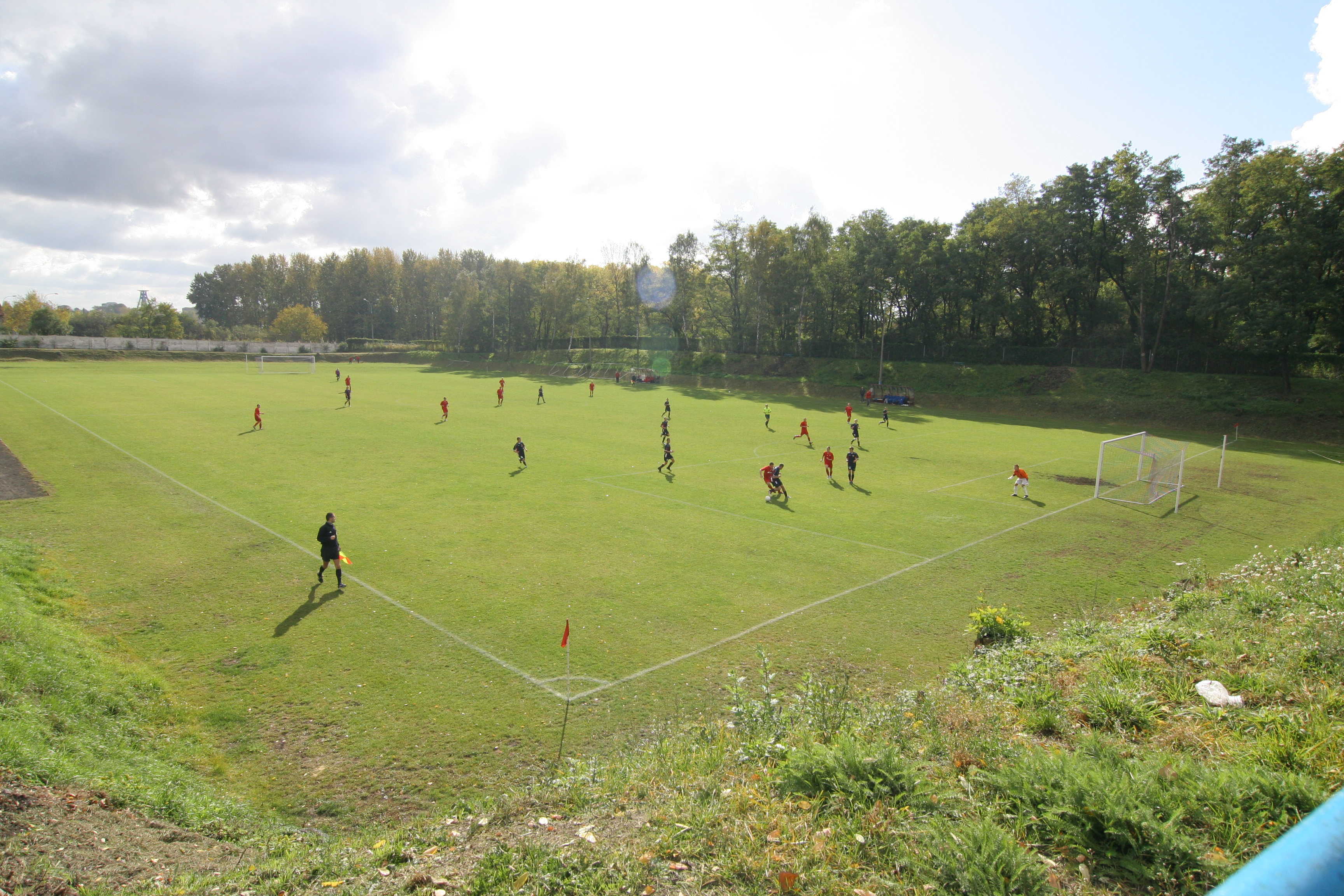 Le terrain de football du club GKS Piast rue Baildona
