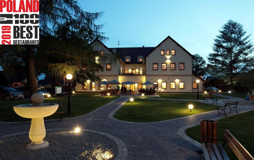 dwór, hotel, budynek nocą