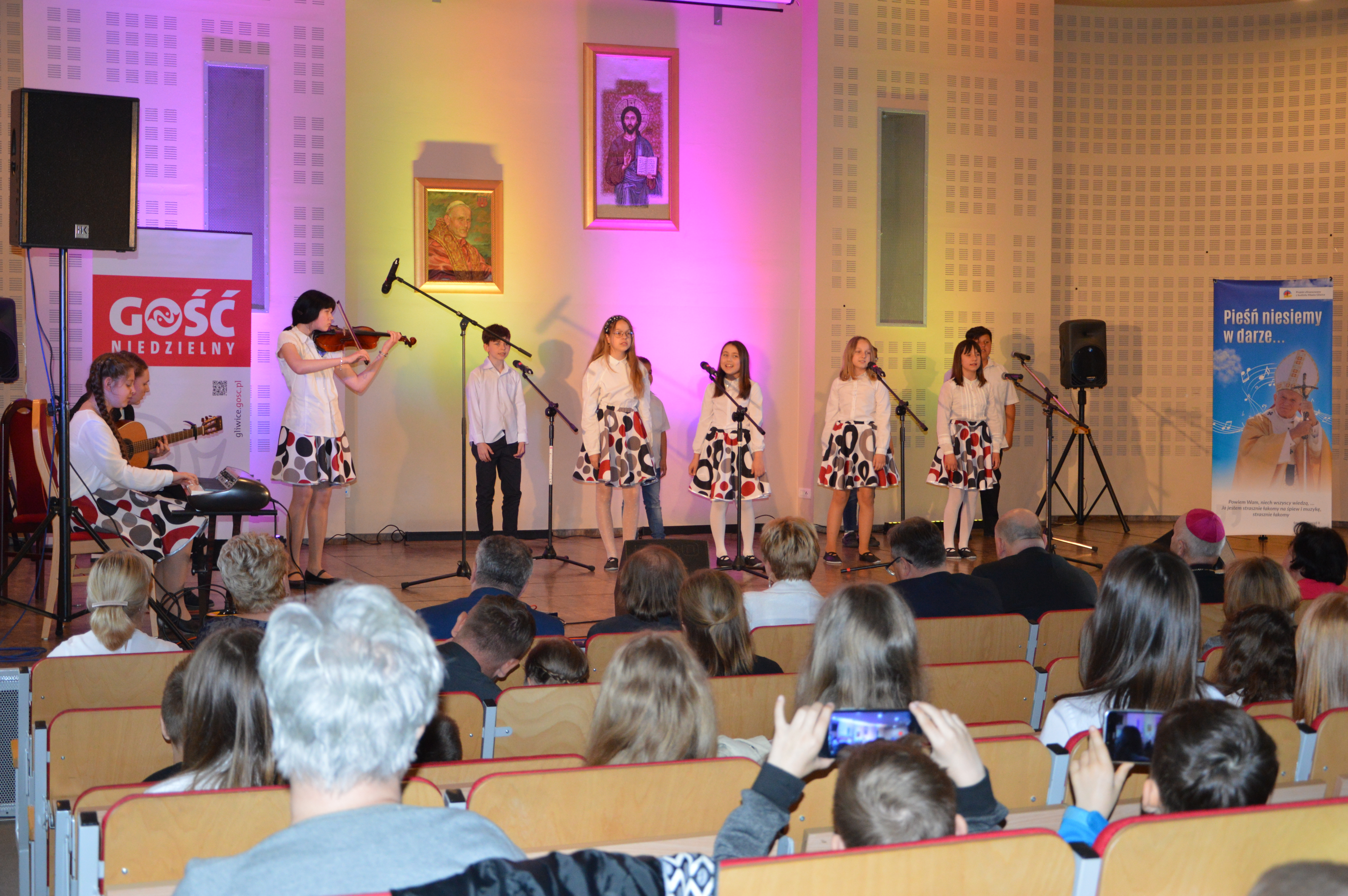 Koncert laureatów XIV Wojewódzkiego Konkursu Piosenki Religijnej "Pieśń niesiemy w darze"