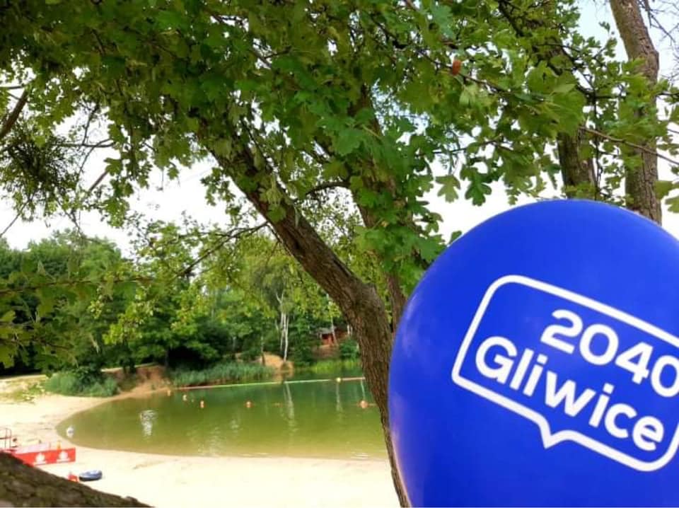 widok na Czechowice z banerem Gliwice2040 na pierwszym planie