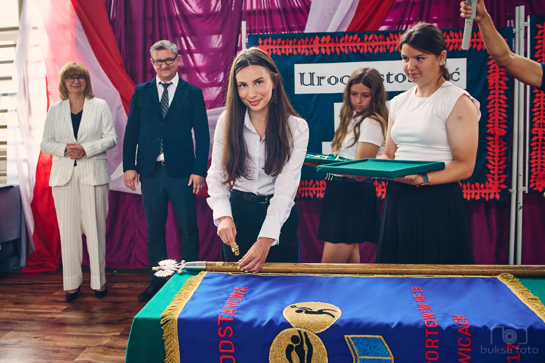 Przybijanie gwoździ do drzewca sztandaru Przybijanie gwoździ do drzewca sztandaru