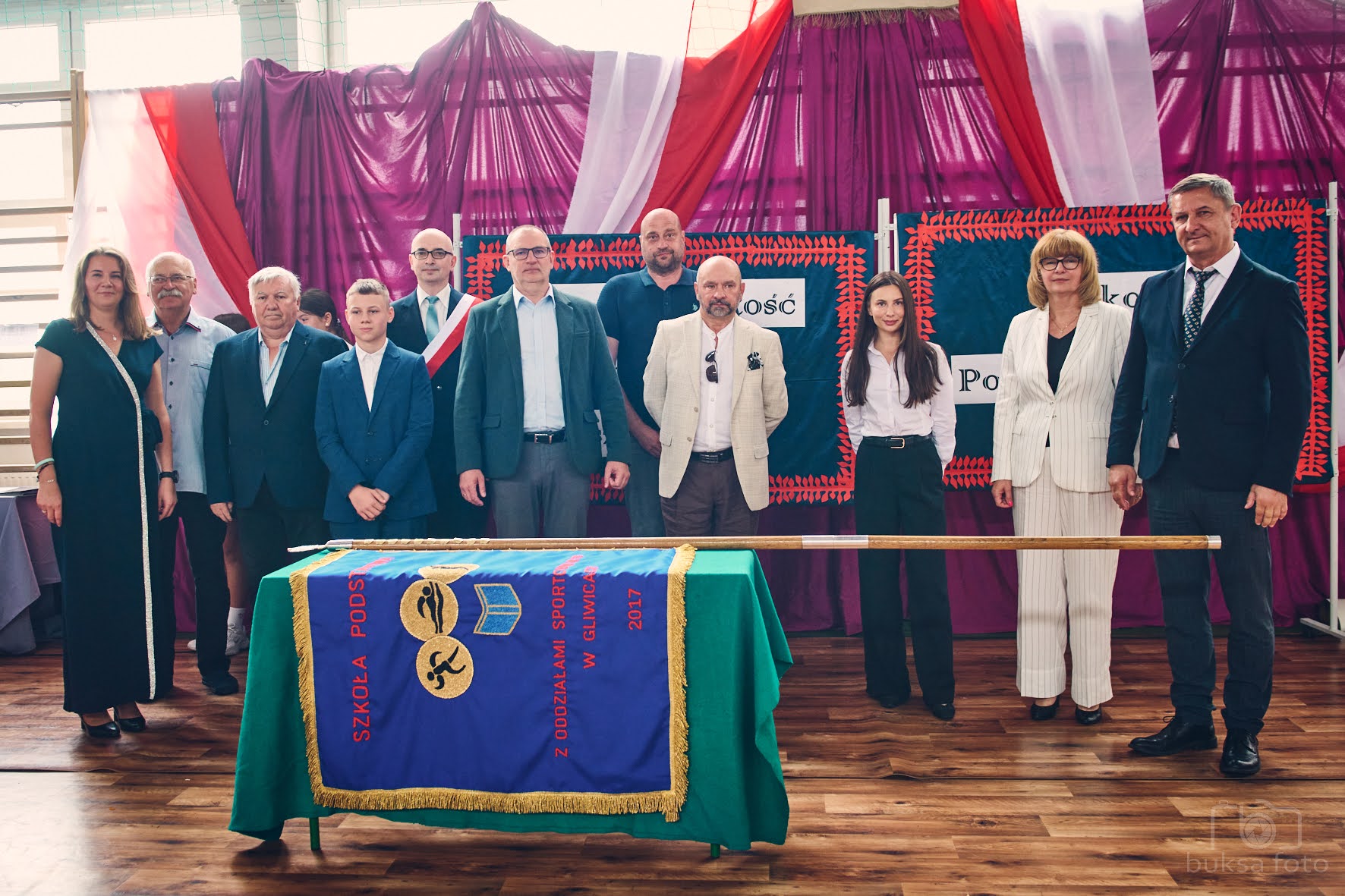 Przybijanie gwoździ do drzewca sztandaru Przybijanie gwoździ do drzewca sztandaru