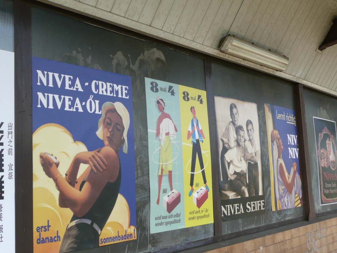 peron 4 dworca PKP udekorowany plakatami NIVEA